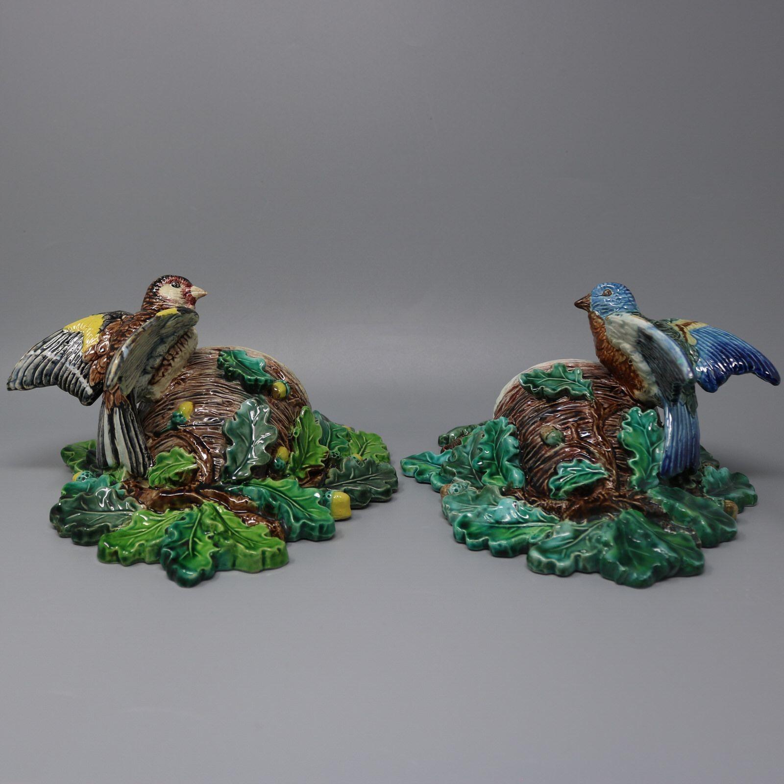 Coppia di tasche da parete in maiolica di Lonitz con un cardellino su una e un fringuello bianco e blu sull'altra. Entrambi frequentano i loro nidi, circondati da foglie e ghiande di Oak. Colorazione: predominano il verde, il marrone e il blu. Il