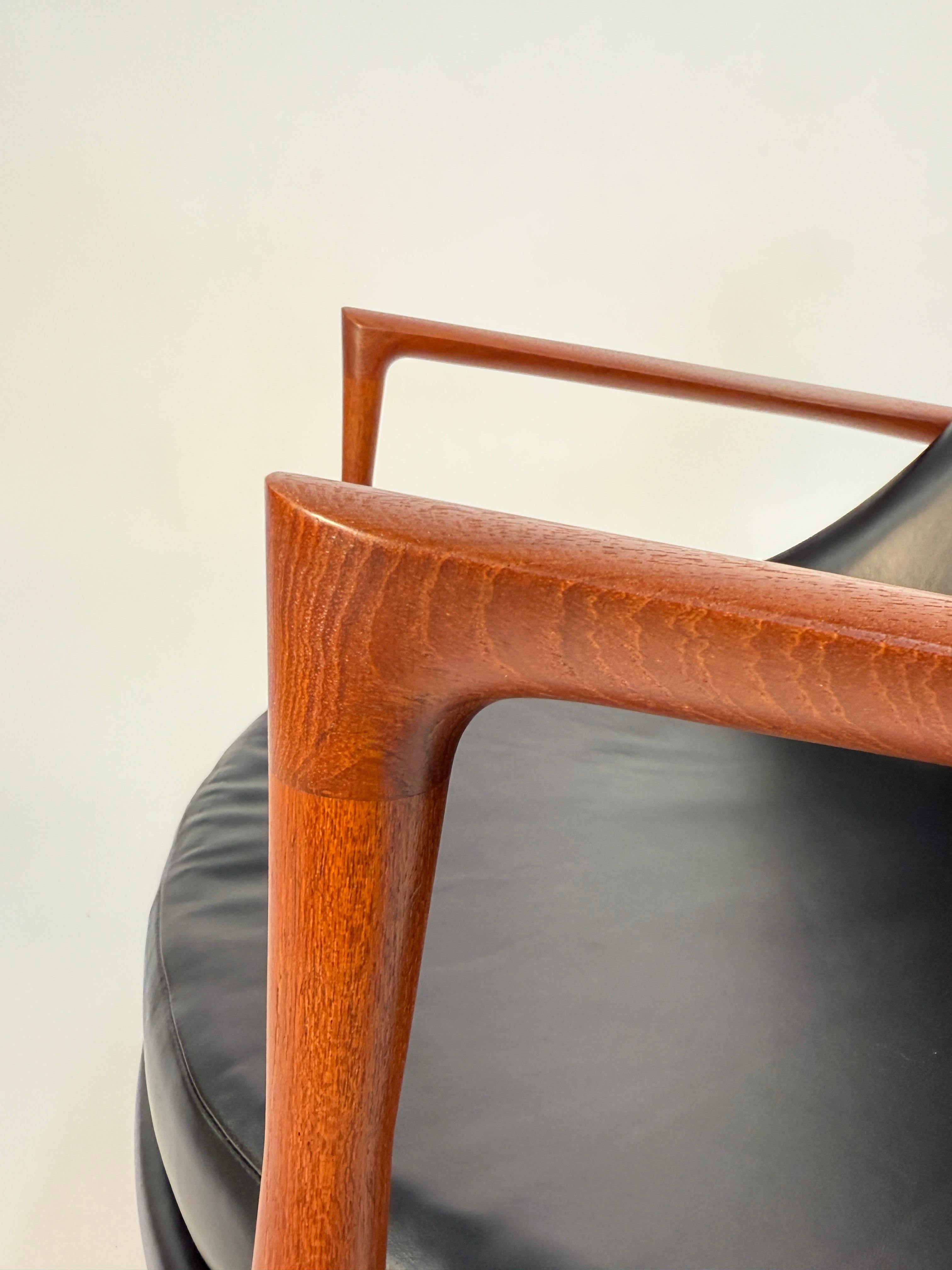 Pair Ib Kofod-Larsen Elizabeth Lounge Chairs (Leder) im Angebot