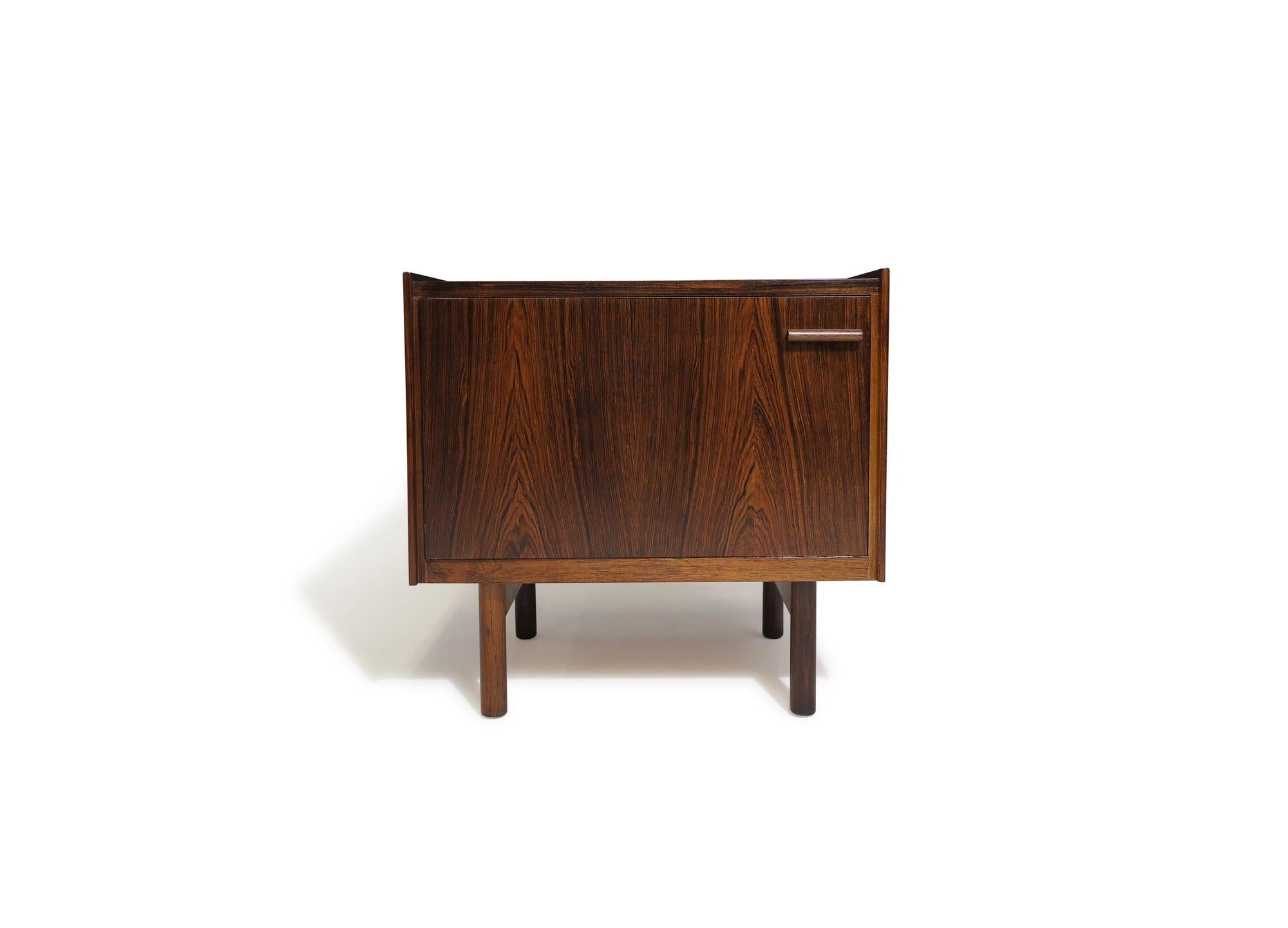 Paire de tables de nuit en palissandre brésilien Ib Kofod-Larsen pour Brandi Moblefabrik en vente 4