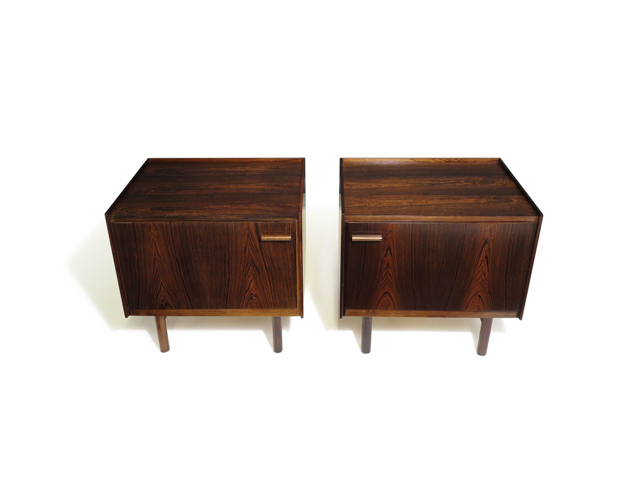 Scandinave moderne Paire de tables de nuit en palissandre brésilien Ib Kofod-Larsen pour Brandi Moblefabrik en vente