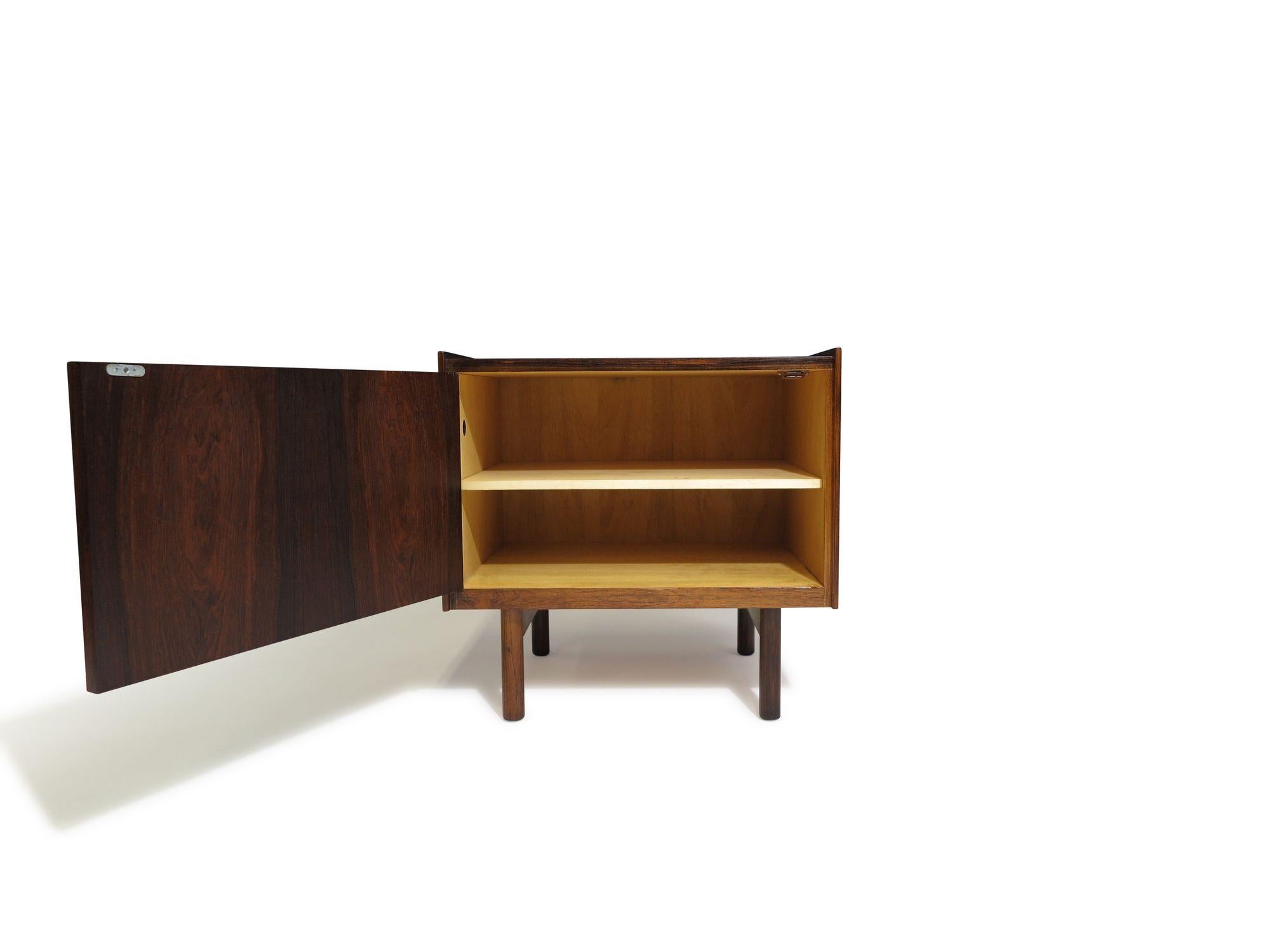 Huilé Paire de tables de nuit en palissandre brésilien Ib Kofod-Larsen pour Brandi Moblefabrik en vente