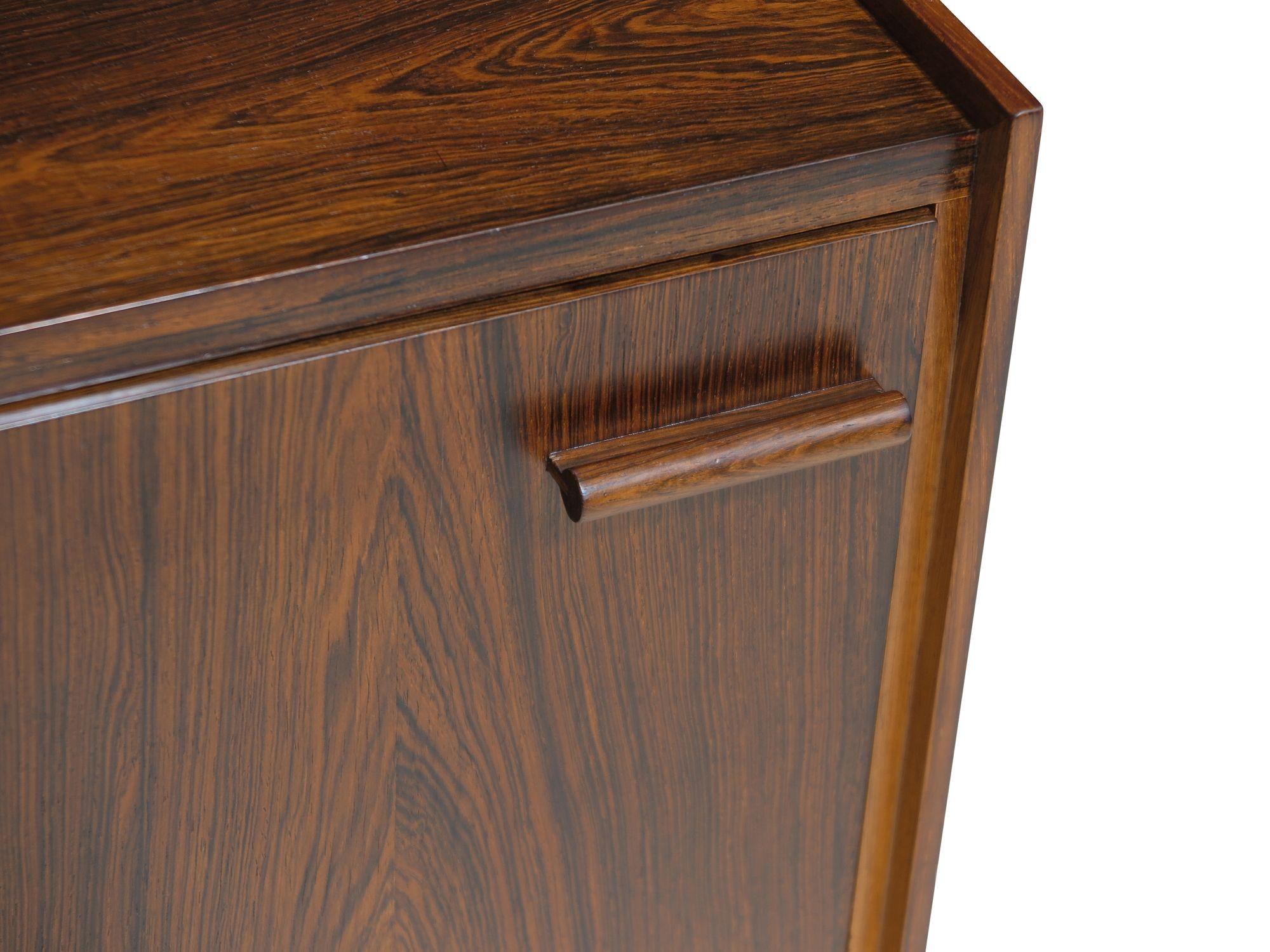 Paire de tables de nuit en palissandre brésilien Ib Kofod-Larsen pour Brandi Moblefabrik Excellent état - En vente à Oakland, CA