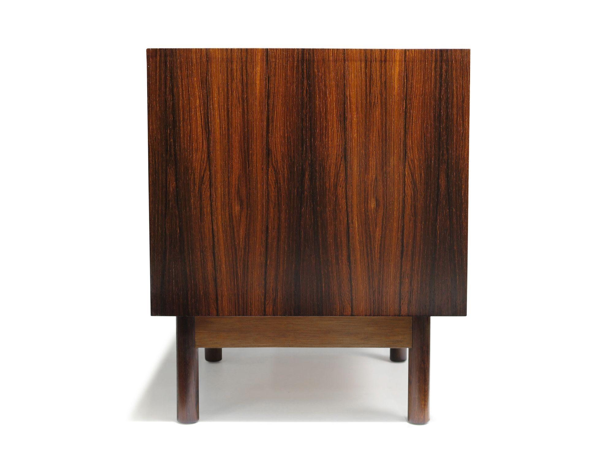 Bois de rose Paire de tables de nuit en palissandre brésilien Ib Kofod-Larsen pour Brandi Moblefabrik en vente