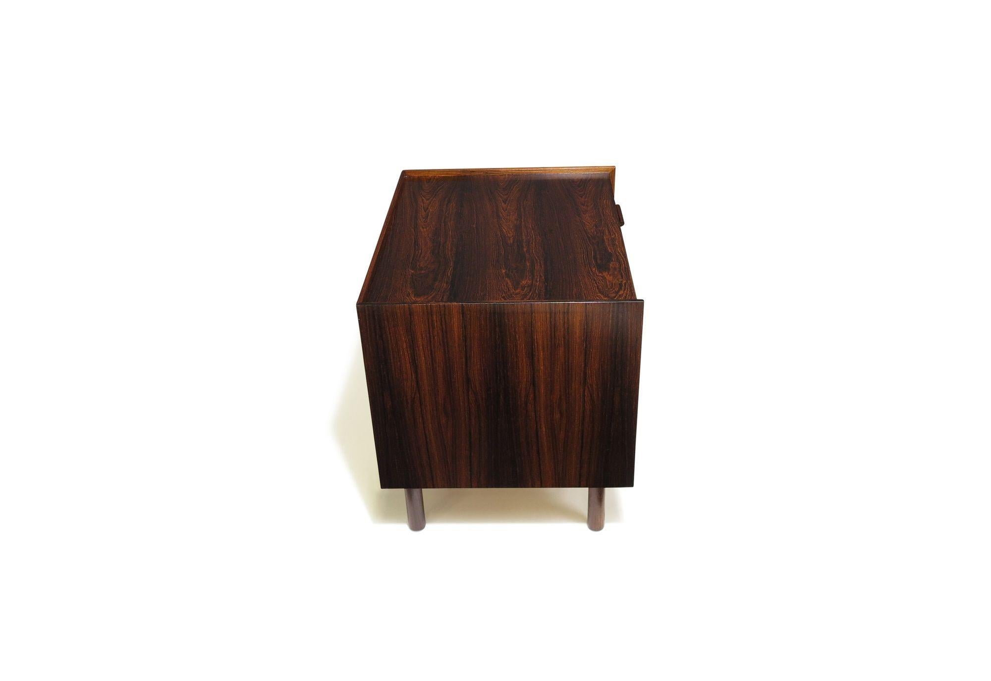 Paire de tables de nuit en palissandre brésilien Ib Kofod-Larsen pour Brandi Moblefabrik en vente 1