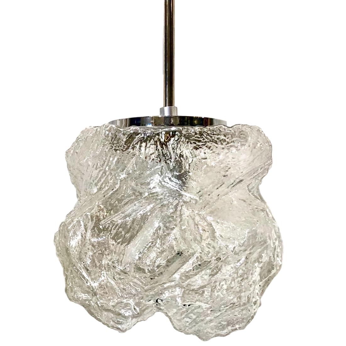Paire de plafonniers suspendus en verre glacé italien datant des années 1960. Vendu à l'unité.

Mesures :
Chute actuelle : 19.5
