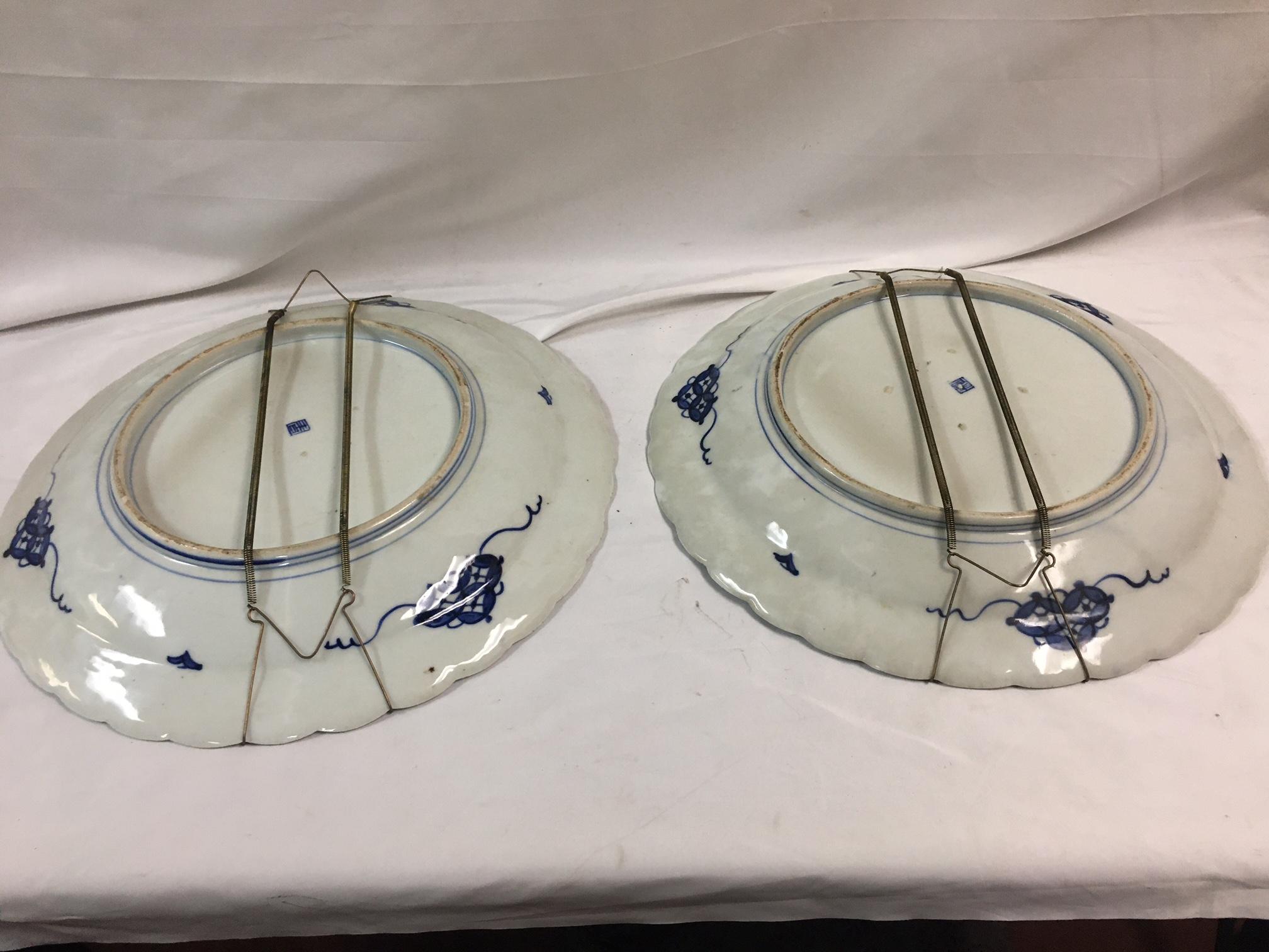Paar Imari Porcelain Chargers mit vier handgemalten Feldern und geschwungenen Rändern im Angebot 2