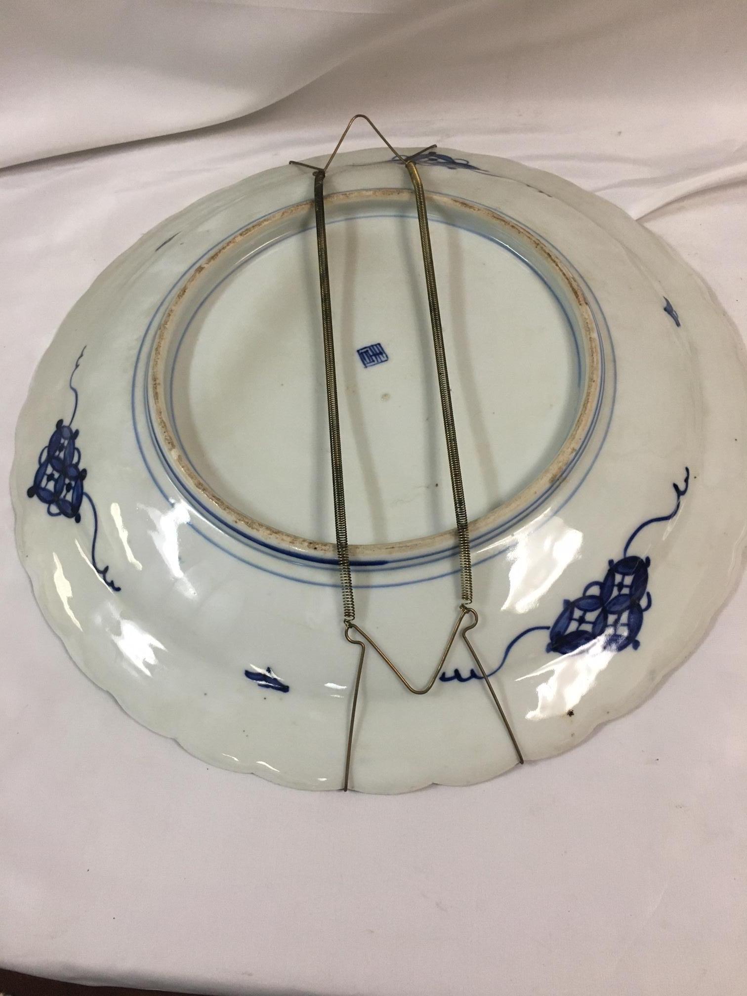 Paar Imari Porcelain Chargers mit vier handgemalten Feldern und geschwungenen Rändern im Angebot 3