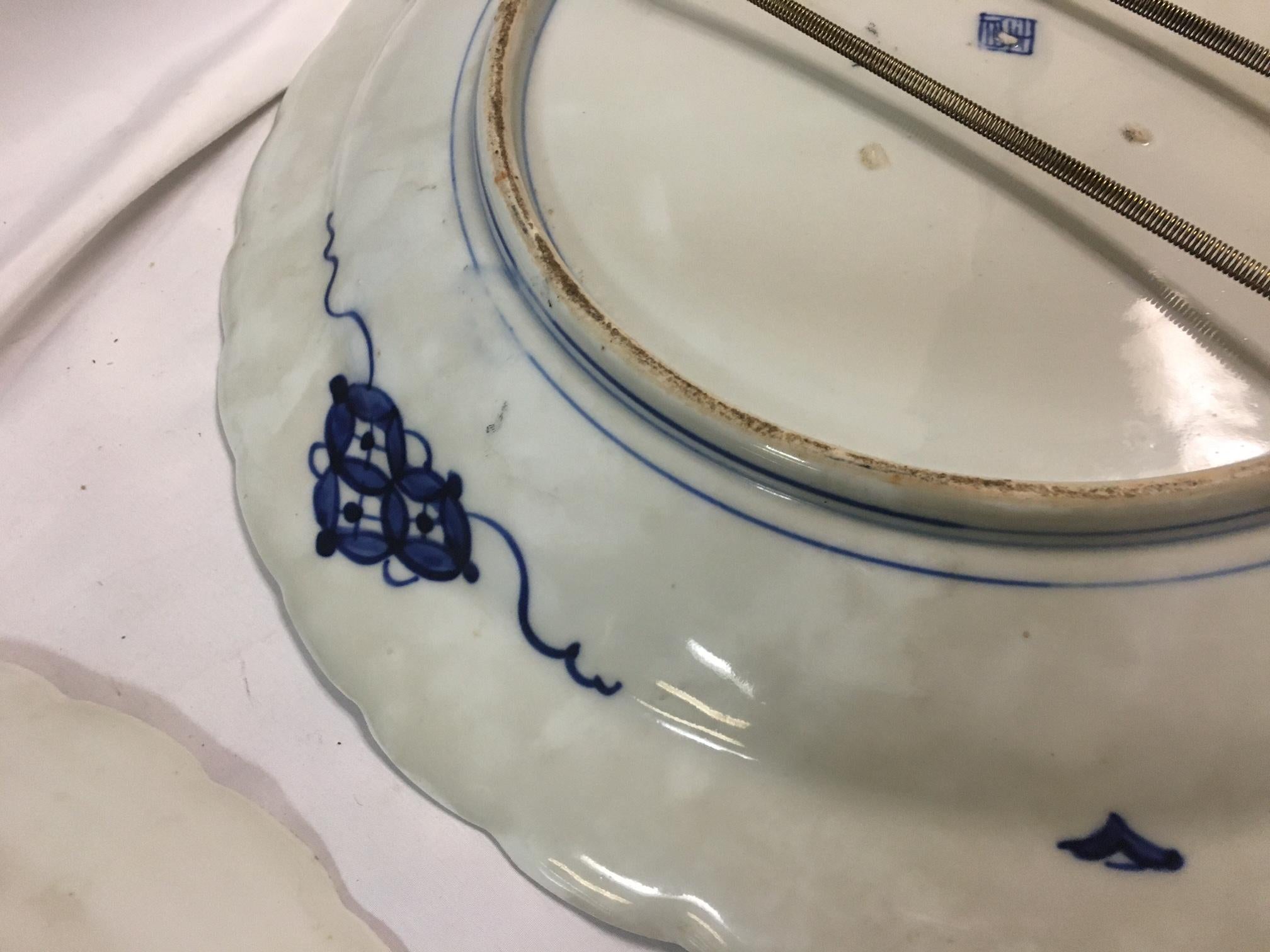 Paar Imari Porcelain Chargers mit vier handgemalten Feldern und geschwungenen Rändern im Angebot 5
