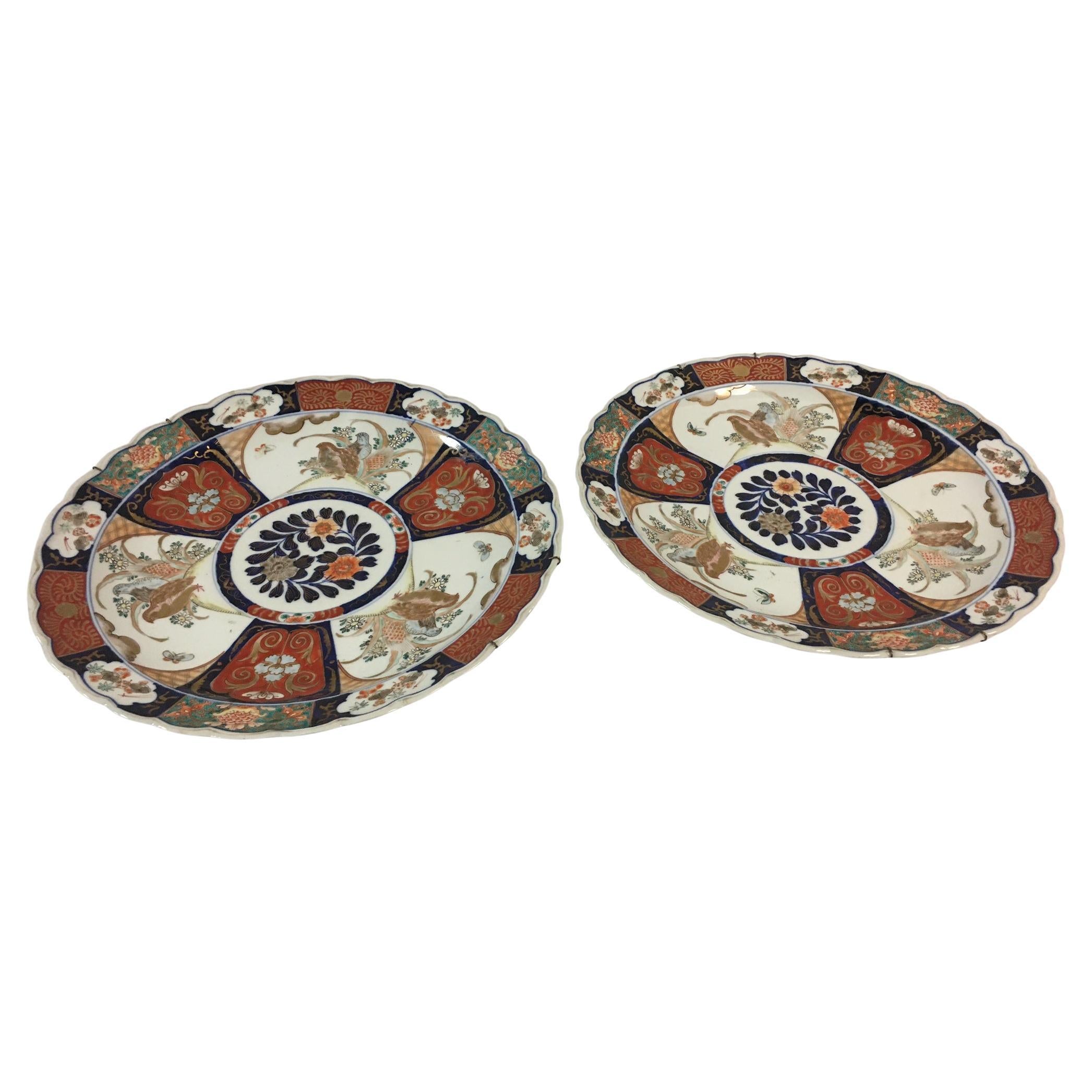 Dieses reizende Paar japanischer Imari-Wannen aus der Meiji-Zeit mit sechs Platten ist vollständig und detailreich handbemalt. Auf drei Platten sind Vögel und Schmetterlinge inmitten von Laub und Blumen dargestellt, die anderen drei Platten sind mit
