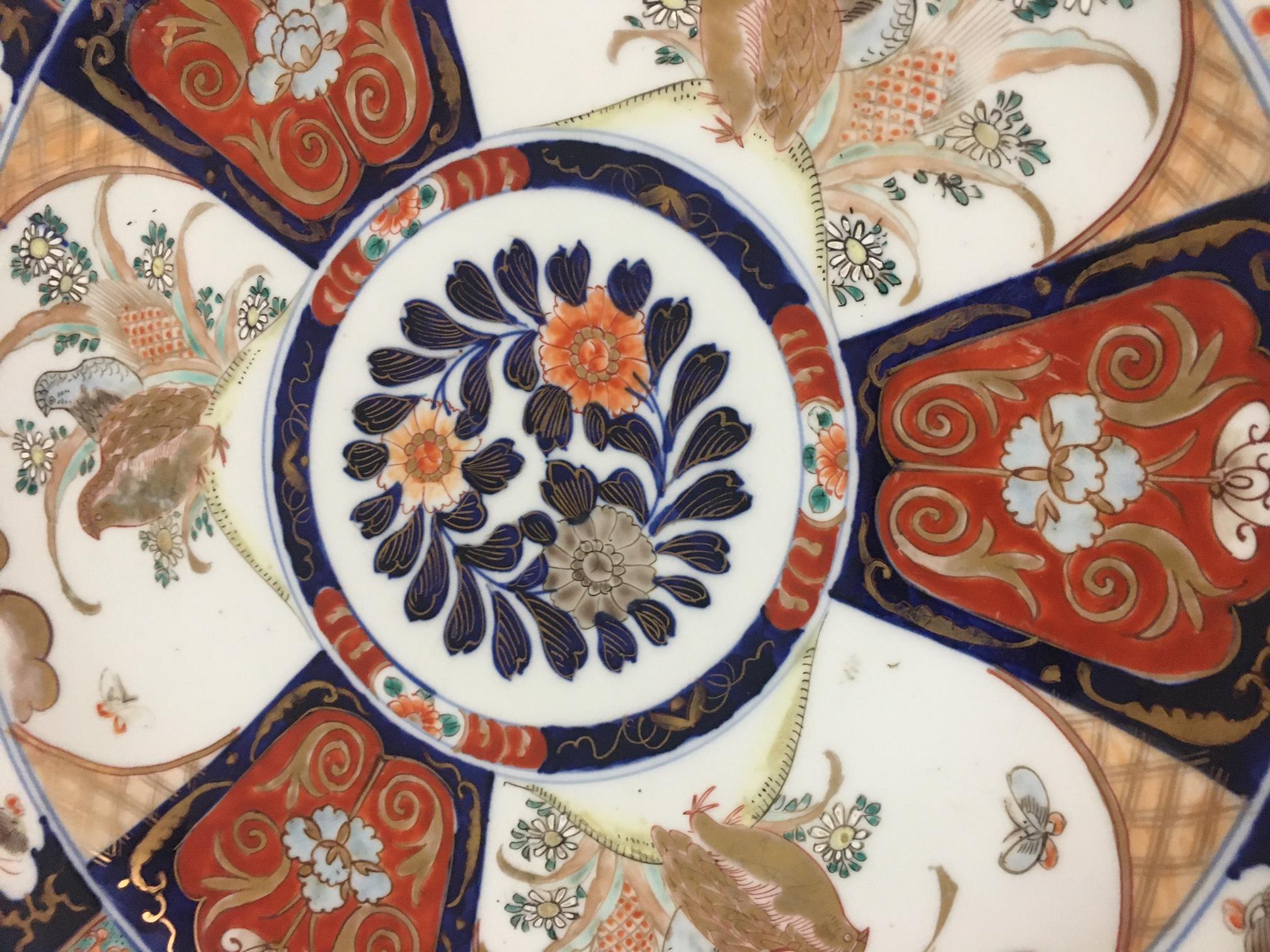 Paar Imari Porcelain Chargers mit vier handgemalten Feldern und geschwungenen Rändern (Japanisch) im Angebot