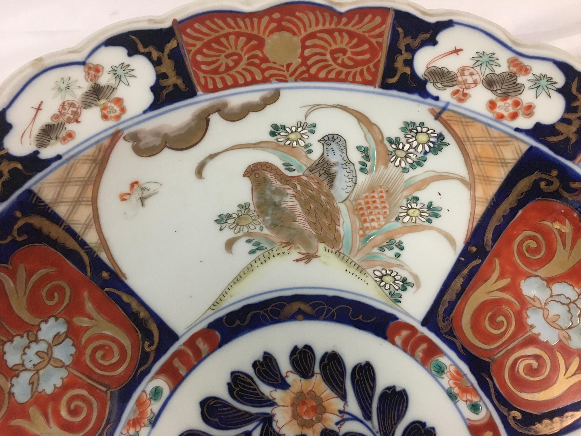 Paar Imari Porcelain Chargers mit vier handgemalten Feldern und geschwungenen Rändern (Handbemalt) im Angebot