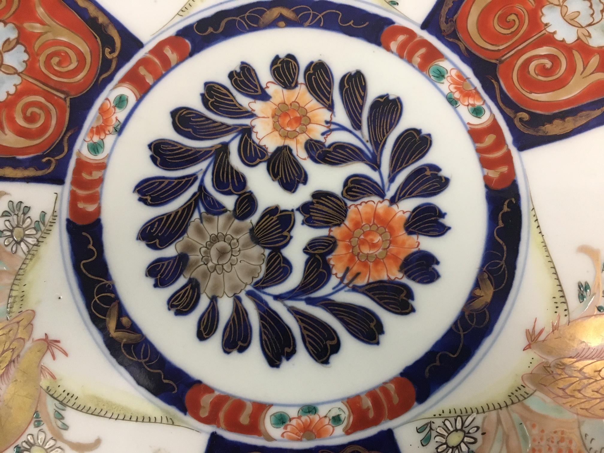 Paar Imari Porcelain Chargers mit vier handgemalten Feldern und geschwungenen Rändern im Zustand „Gut“ im Angebot in Savannah, GA
