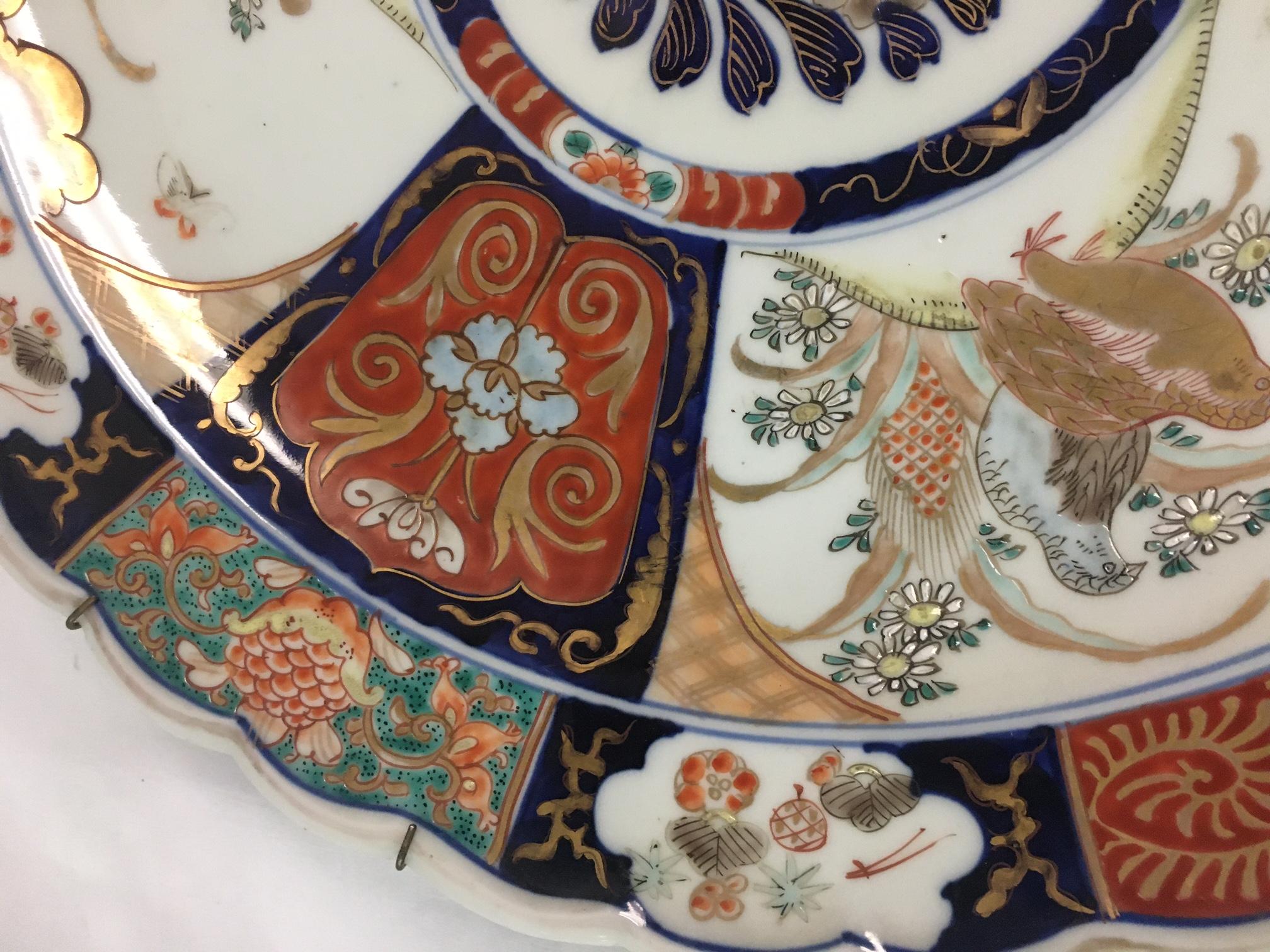 Paar Imari Porcelain Chargers mit vier handgemalten Feldern und geschwungenen Rändern (Spätes 19. Jahrhundert) im Angebot