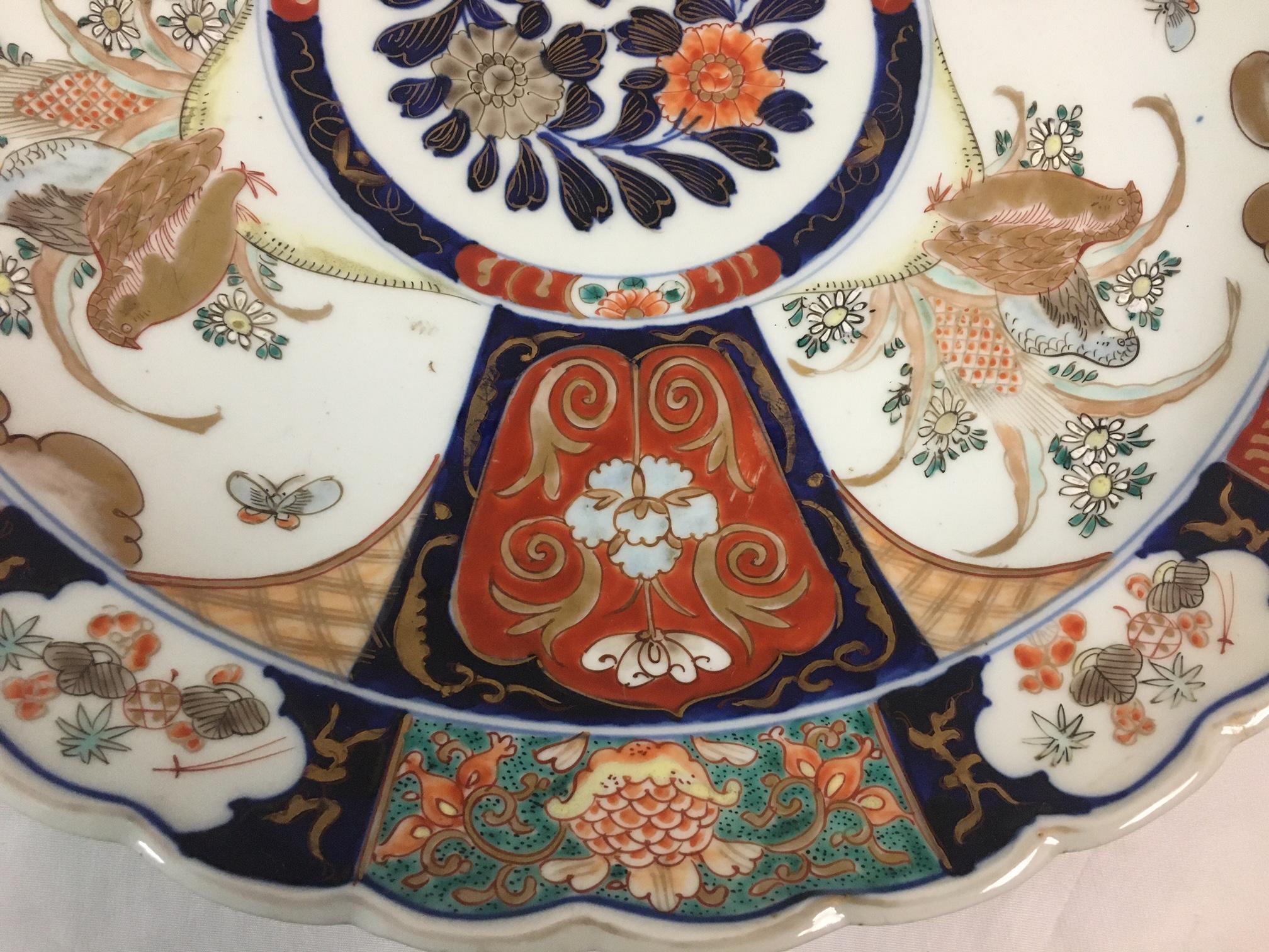 Paar Imari Porcelain Chargers mit vier handgemalten Feldern und geschwungenen Rändern (Porzellan) im Angebot