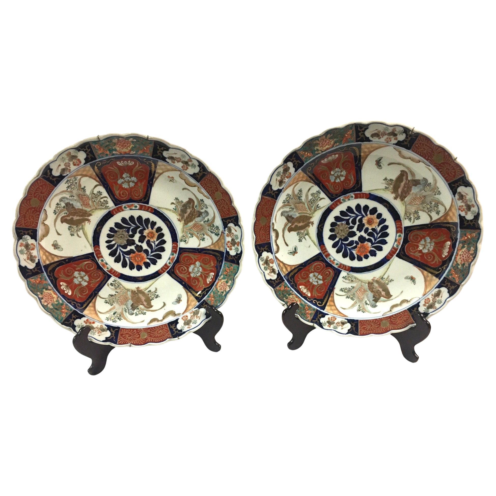 Paar Imari Porcelain Chargers mit vier handgemalten Feldern und geschwungenen Rändern im Angebot