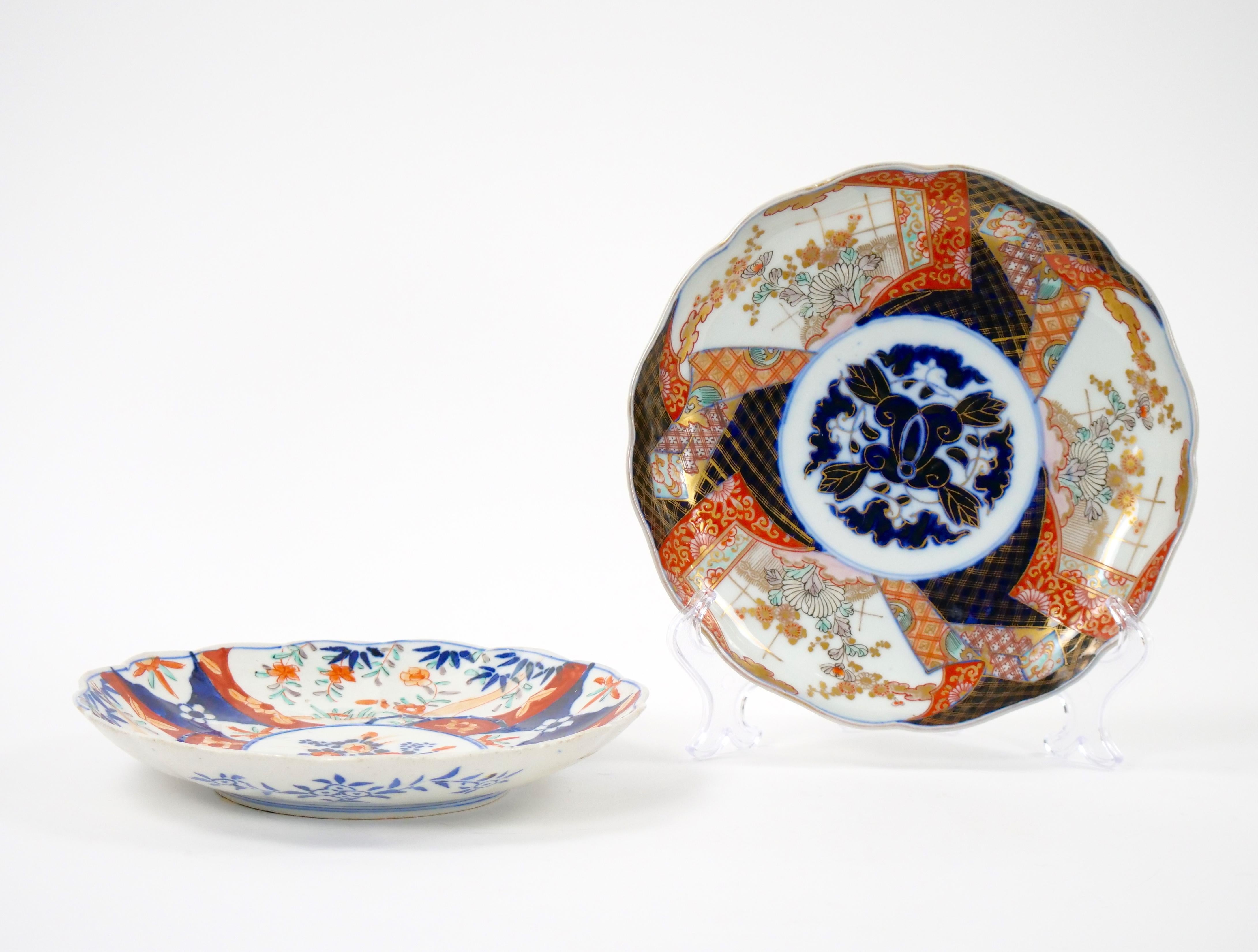 Remontez le temps jusqu'au XIXe siècle avec cette paire captivante d'assiettes décoratives d'exportation chinoise en porcelaine d'Imari. Ces assiettes reflètent l'essence d'une époque révolue, où l'art de la porcelaine chinoise suscitait
