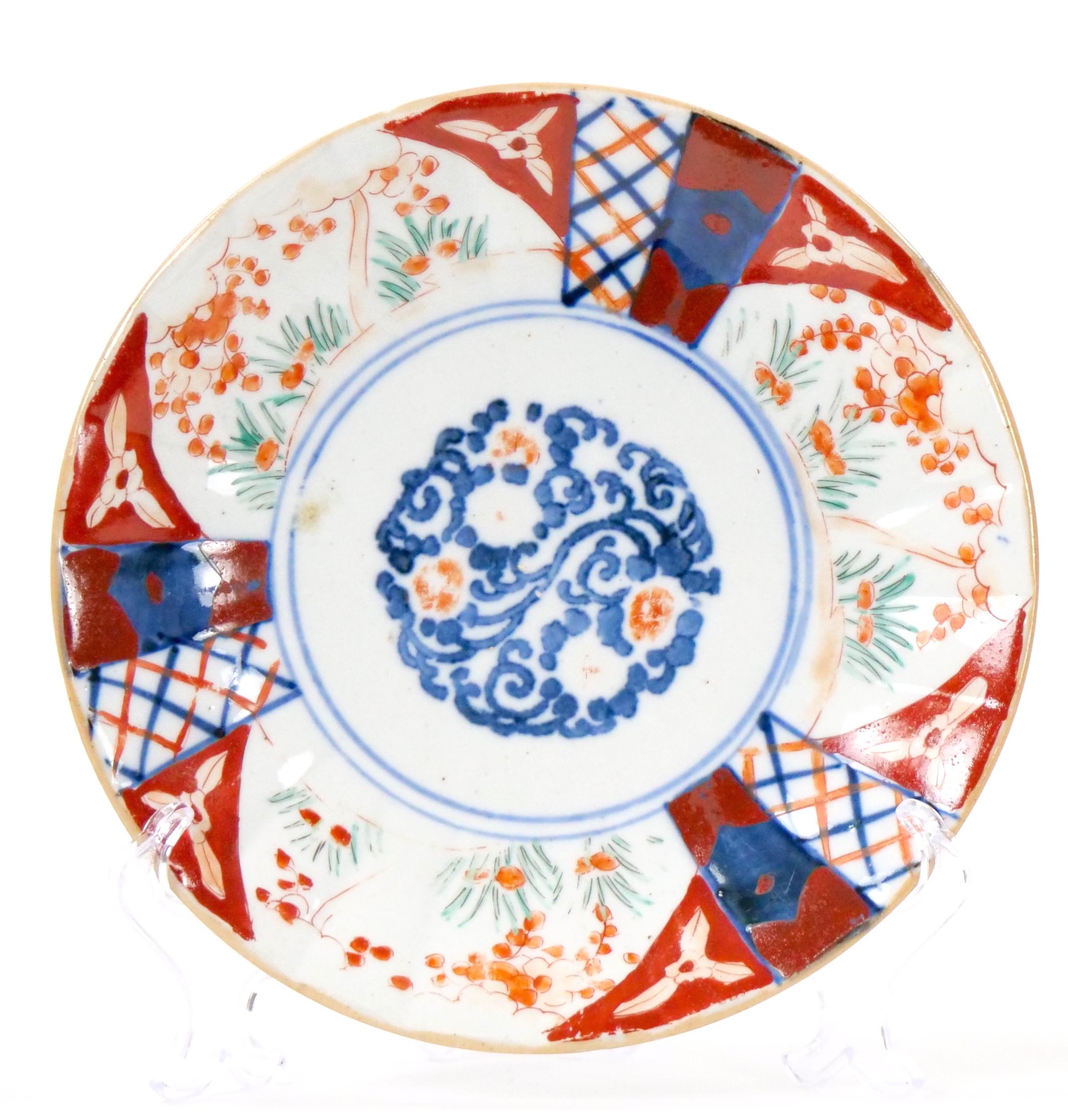 Pair Imari Porcelain Chinese Export Decorative Plates In Good Condition For Sale In Tarry Town, NY