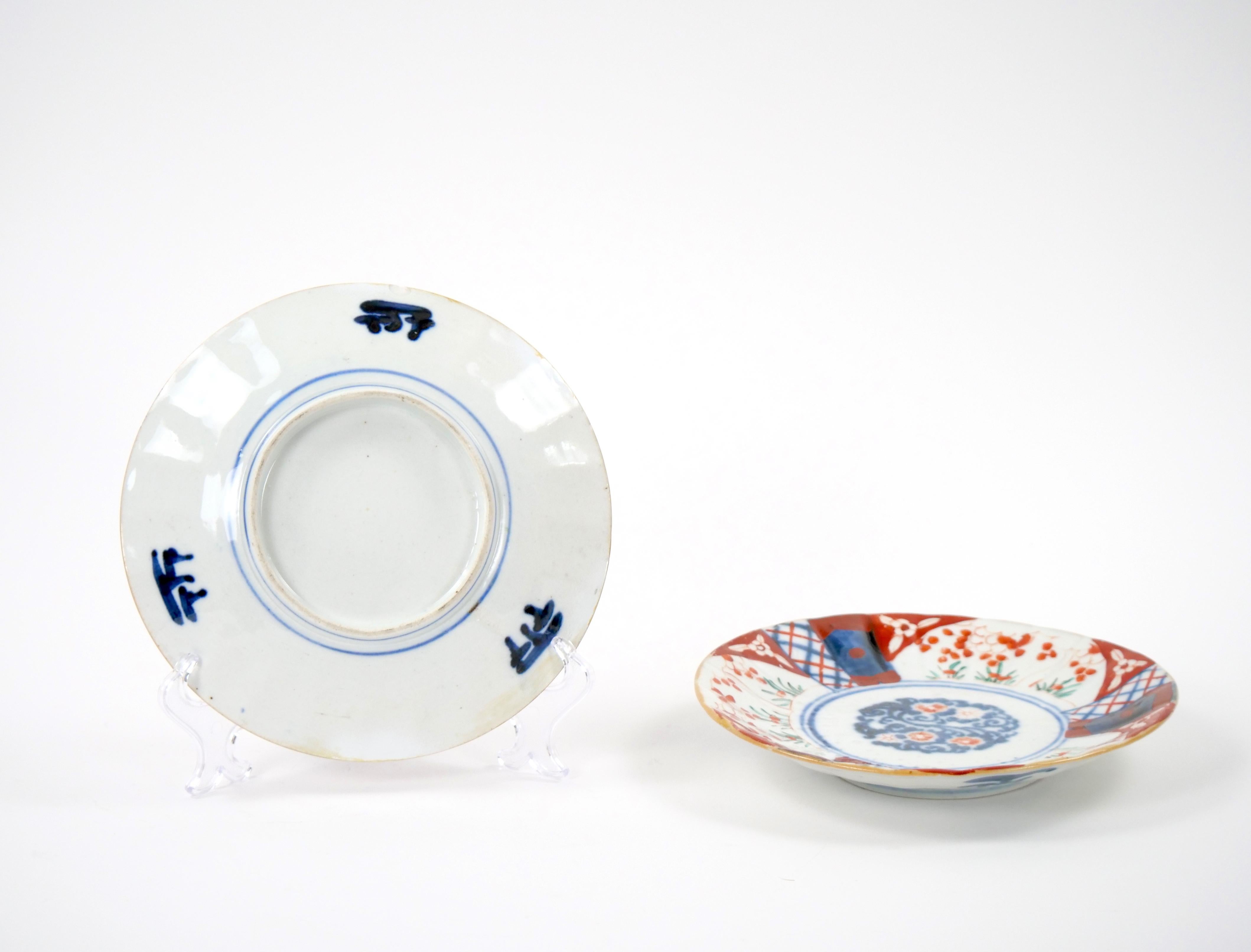 Fait main Paire d'assiettes décoratives en porcelaine Imari Porcelain Chinese Export en vente