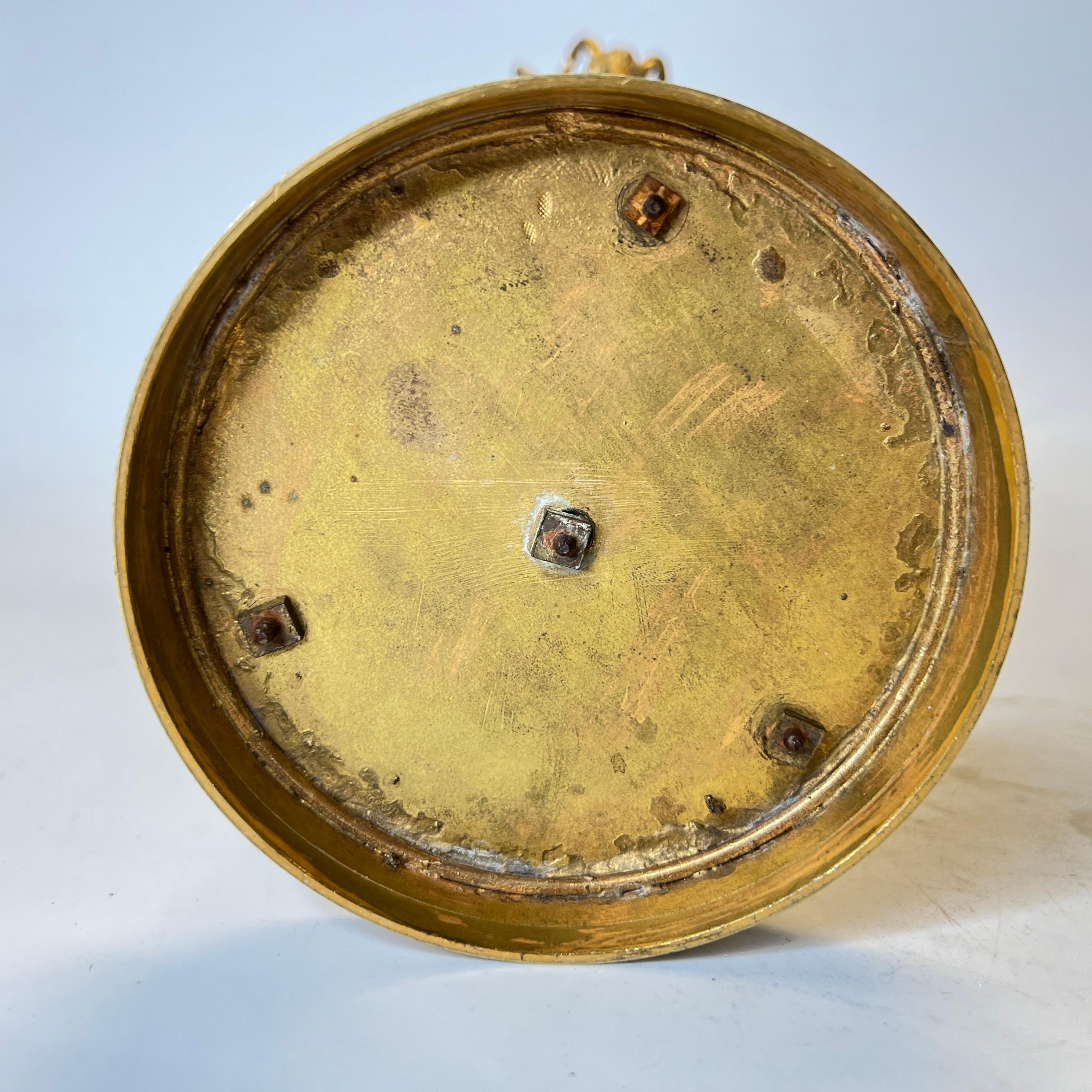 Paar Imari-Porzellan-Popourri-Schalen mit Ständern aus vergoldeter Bronze im Louis-XVI.-Stil im Angebot 5