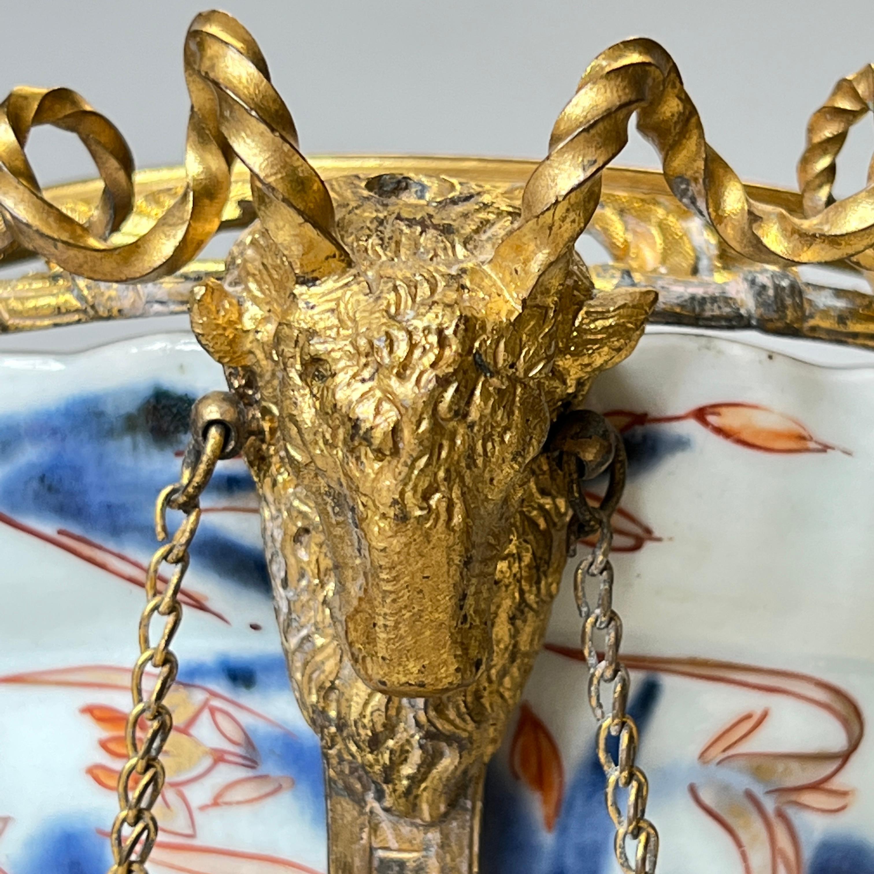 Paar Imari-Porzellan-Popourri-Schalen mit Ständern aus vergoldeter Bronze im Louis-XVI.-Stil im Angebot 7