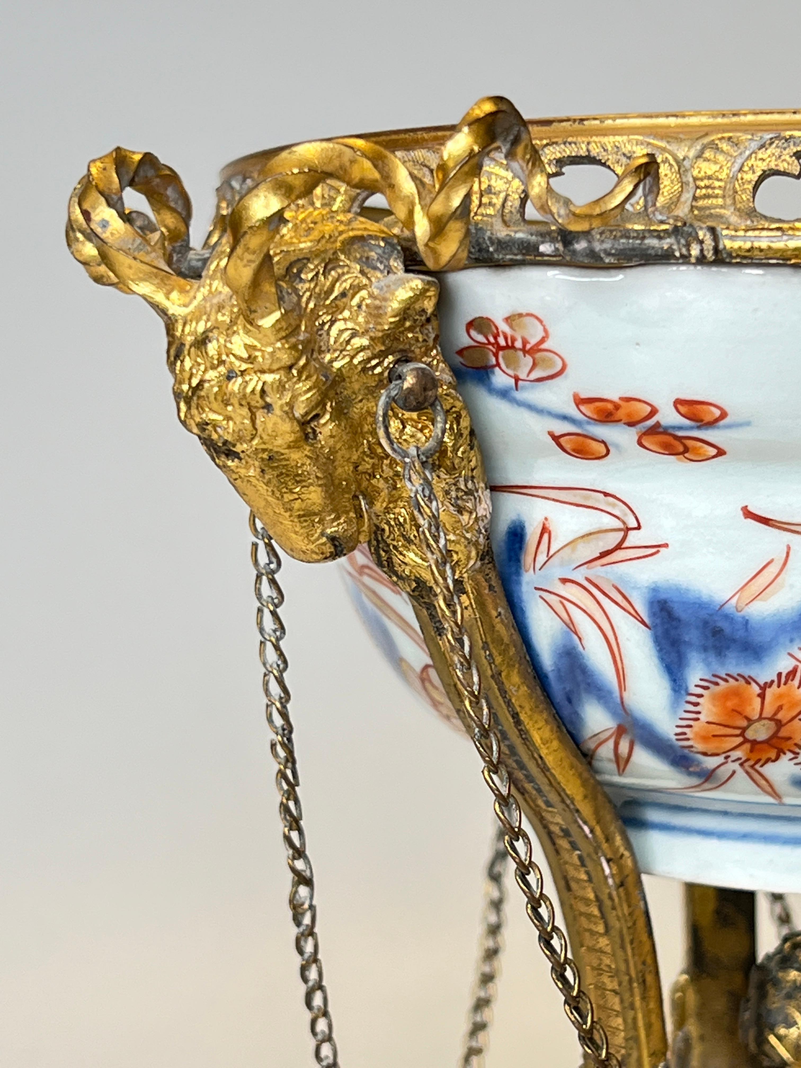 Paar Imari-Porzellan-Popourri-Schalen mit Ständern aus vergoldeter Bronze im Louis-XVI.-Stil (19. Jahrhundert) im Angebot