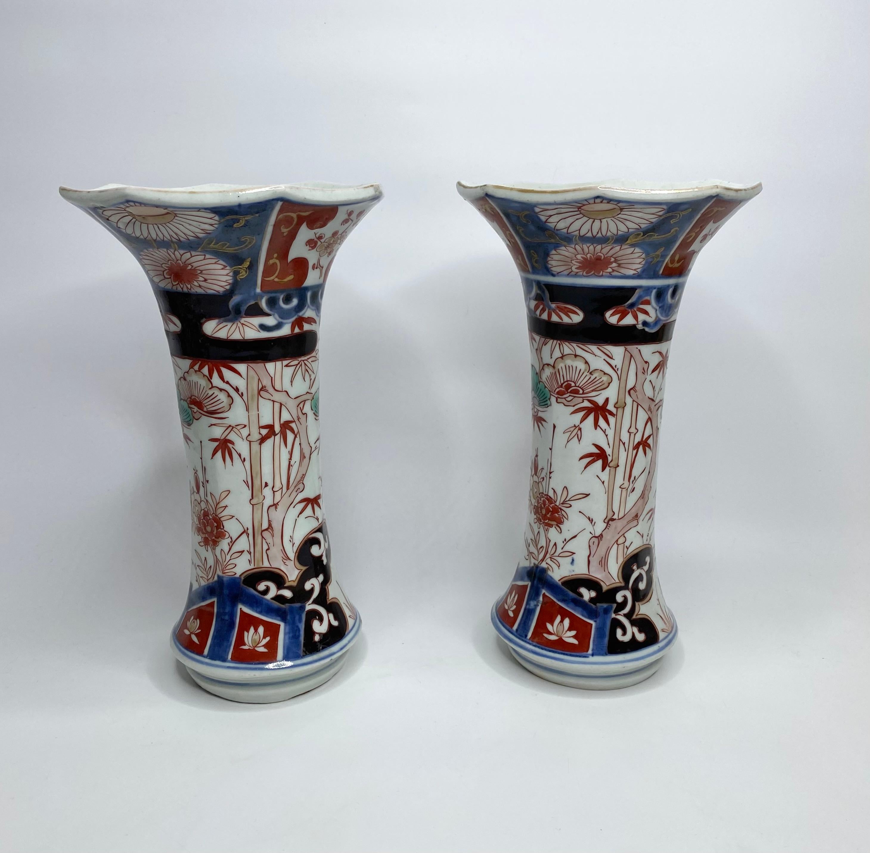 Edo Pair Imari porcelain vases, Arita, Japan, c. 1700. Genryoku Period.