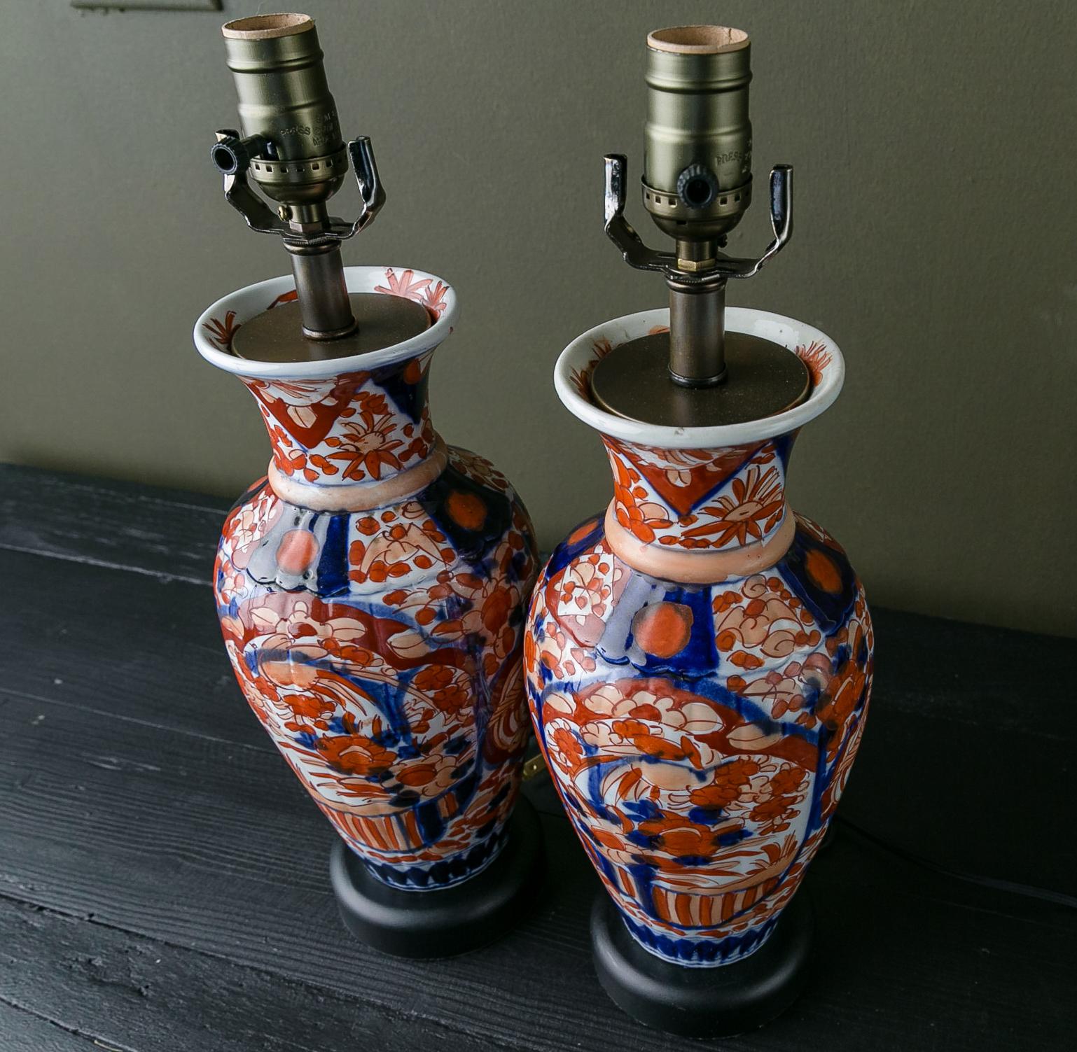 Pair of Imari Table Lamps with Simple Geometric Pattern In Good Condition In Houston, TX
