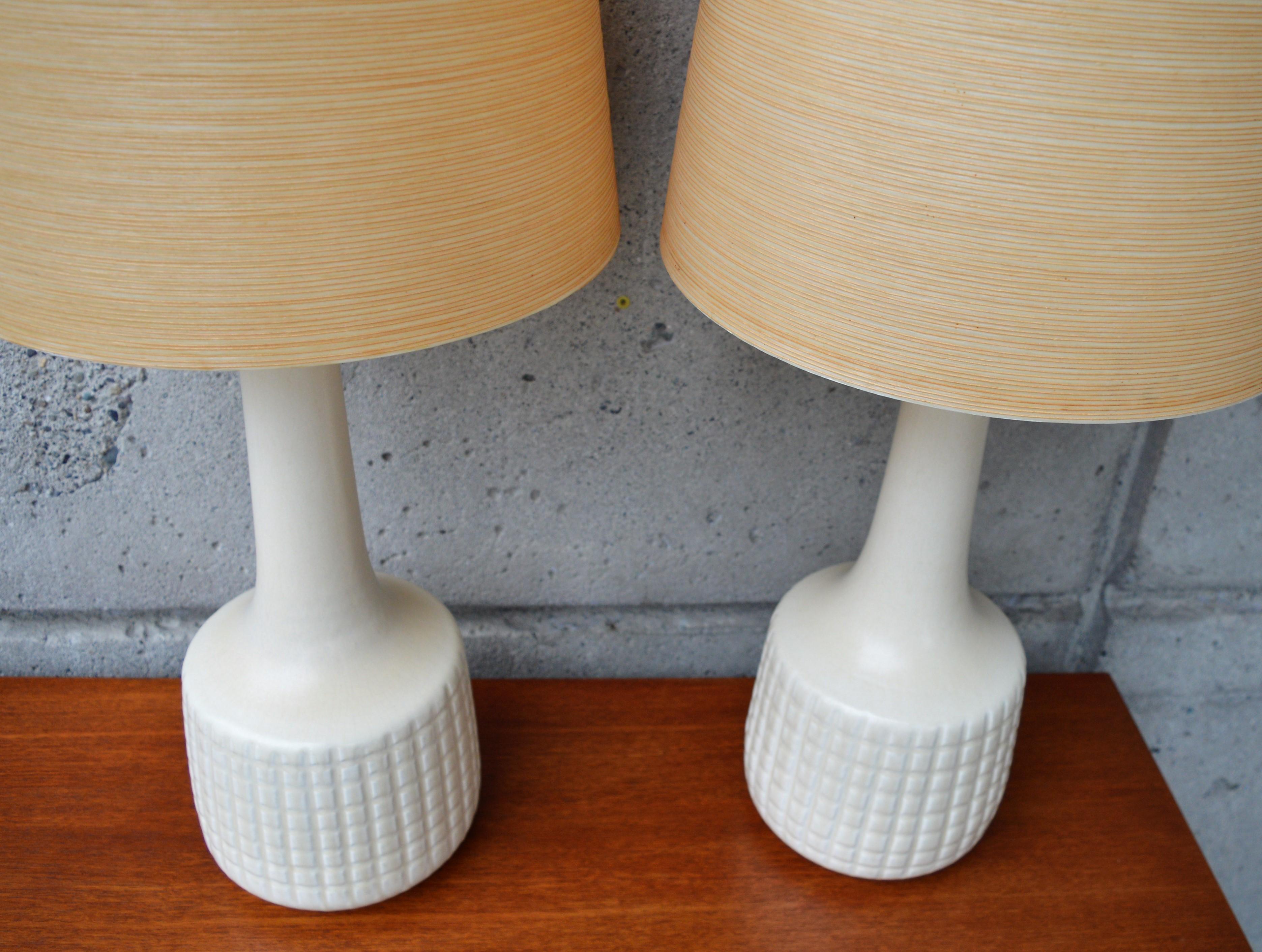Incised Cream Ceramic Lotte & Gunnar Bostlund Lamps with Fiberglass Shades, Pair For Sale 7