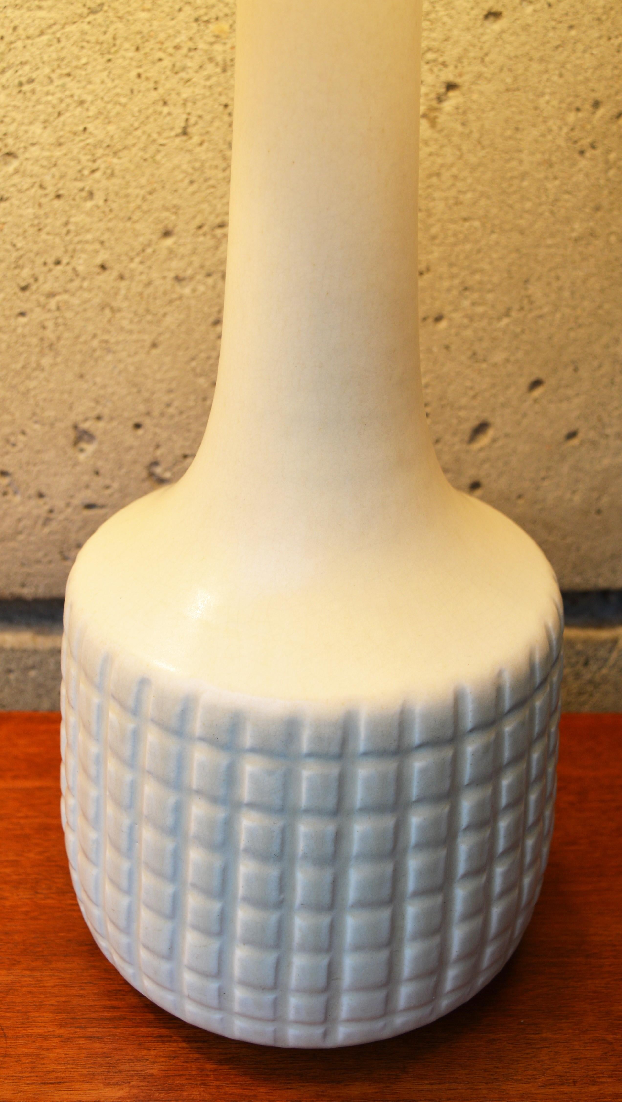 Canadian Incised Cream Ceramic Lotte & Gunnar Bostlund Lamps with Fiberglass Shades, Pair For Sale