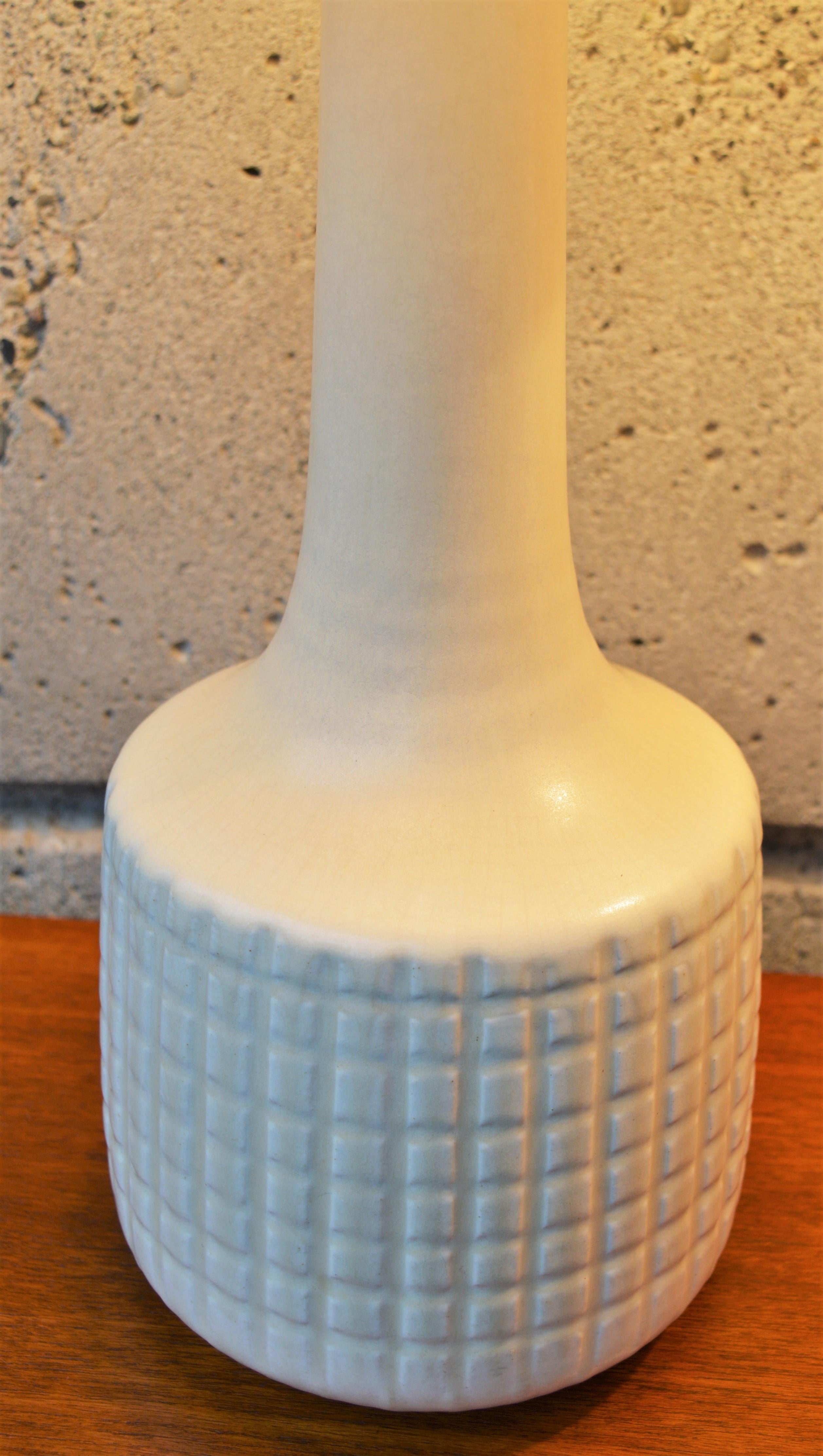 Incised Cream Ceramic Lotte & Gunnar Bostlund Lamps with Fiberglass Shades, Pair In Good Condition For Sale In New Westminster, British Columbia