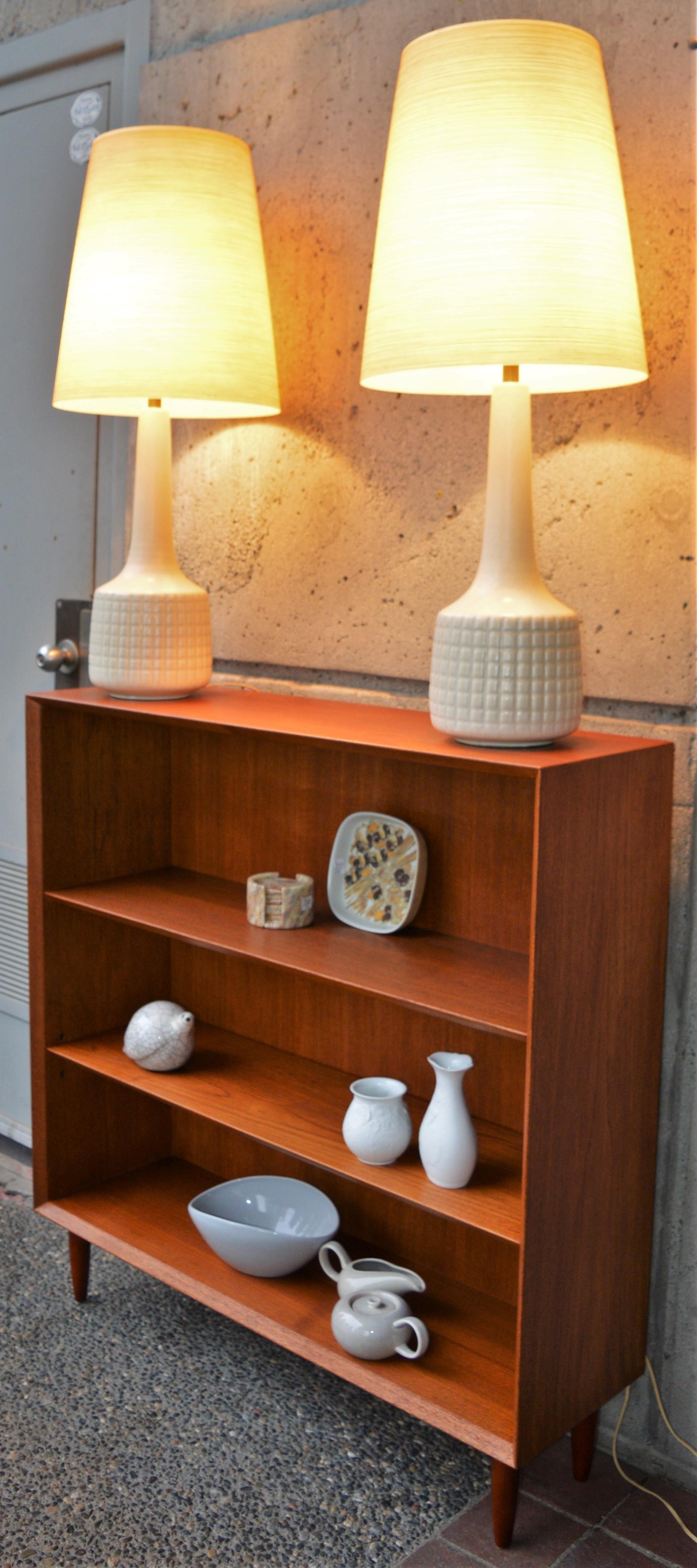 Mid-20th Century Incised Cream Ceramic Lotte & Gunnar Bostlund Lamps with Fiberglass Shades, Pair For Sale