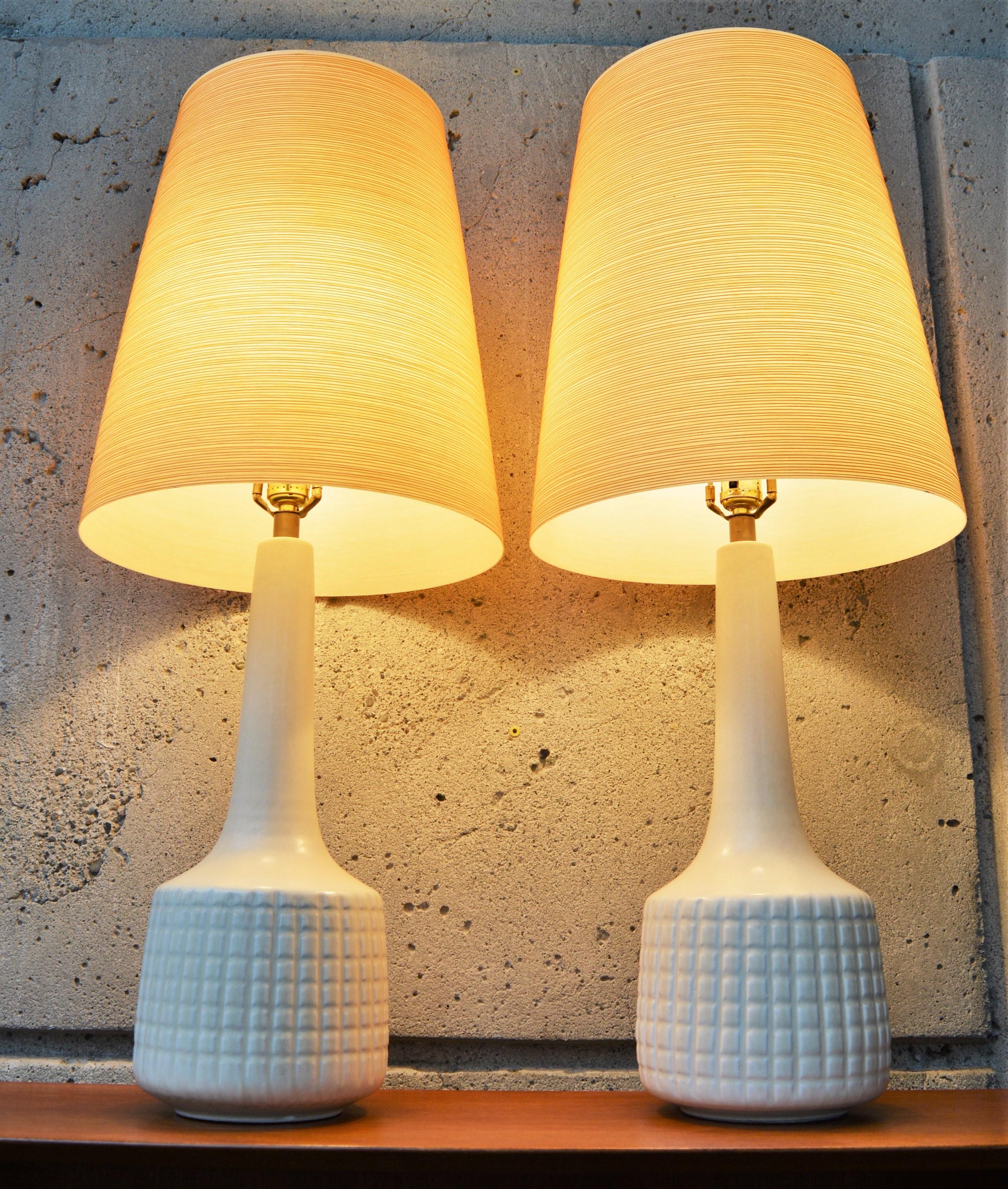 Brass Incised Cream Ceramic Lotte & Gunnar Bostlund Lamps with Fiberglass Shades, Pair For Sale