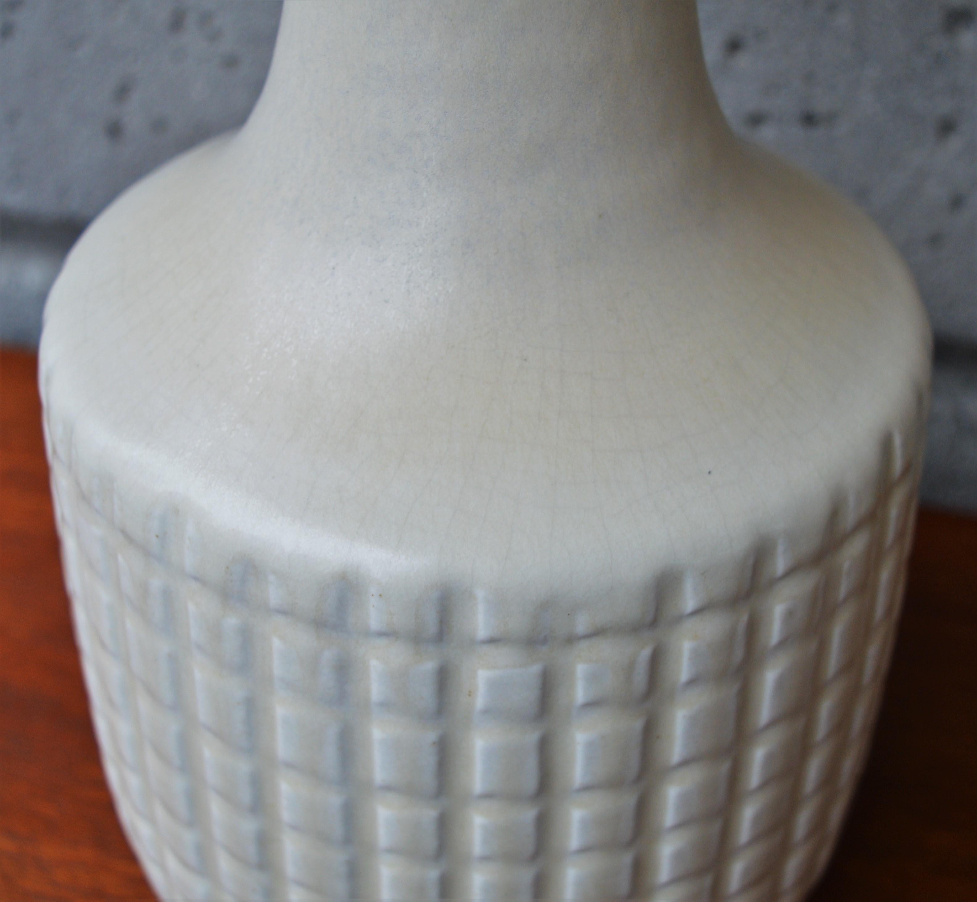Incised Cream Ceramic Lotte & Gunnar Bostlund Lamps with Fiberglass Shades, Pair For Sale 1