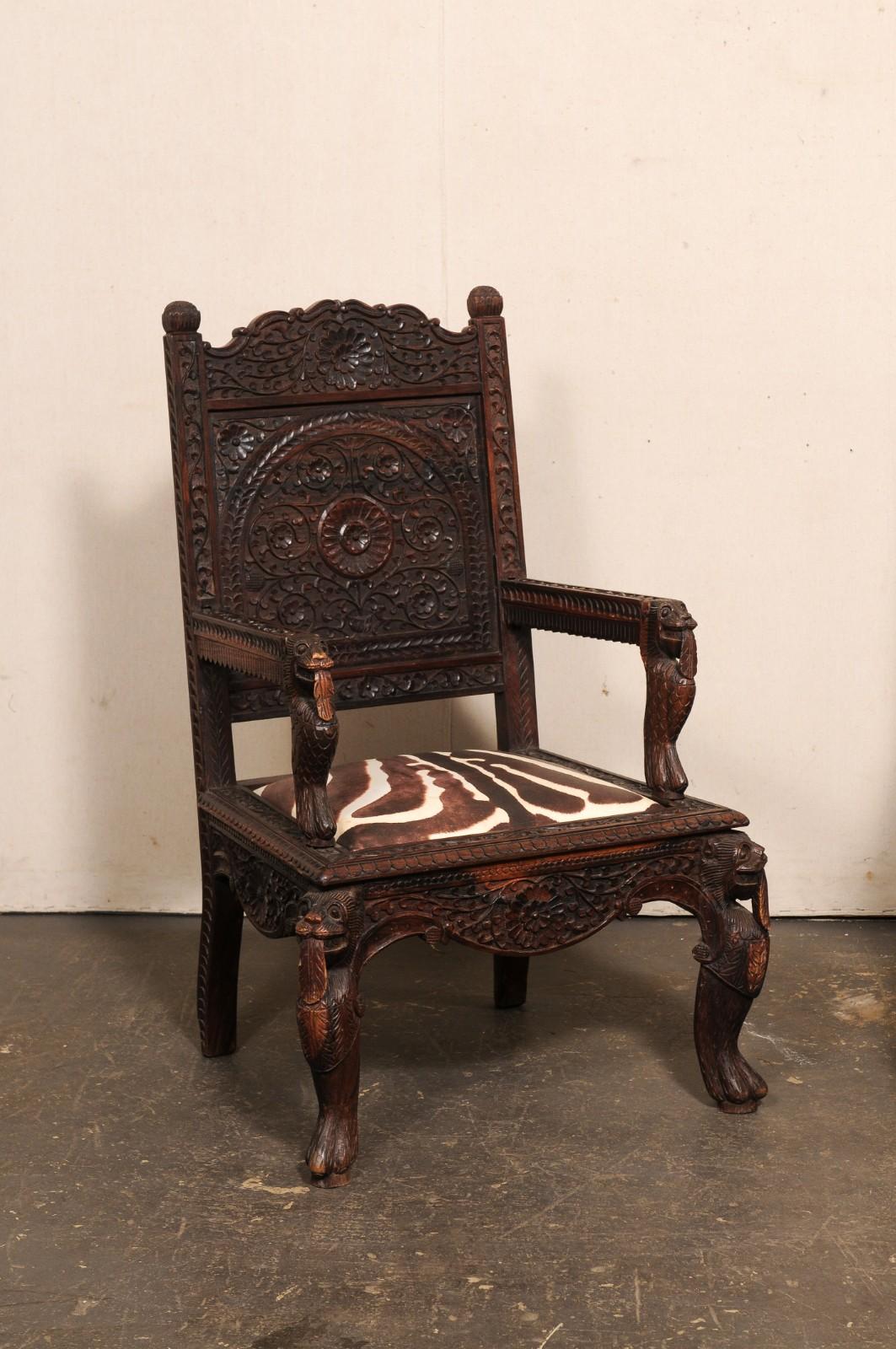 Indien Paire de fauteuils indiens du milieu du siècle en Wood Wood sculpté avec sièges tapissés en vente