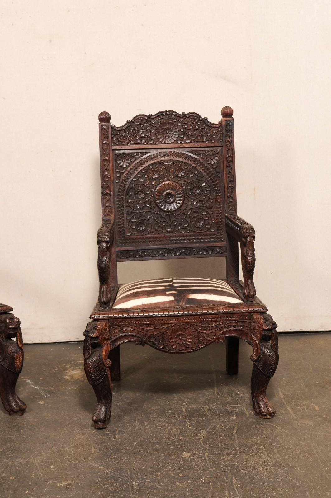 Paire de fauteuils indiens du milieu du siècle en Wood Wood sculpté avec sièges tapissés Bon état - En vente à Atlanta, GA