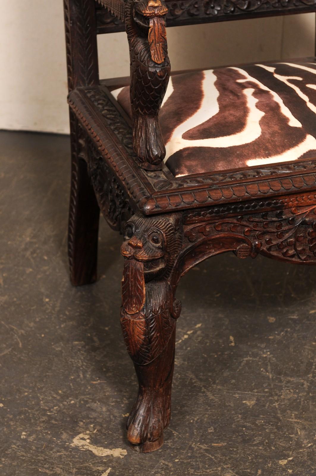 20ième siècle Paire de fauteuils indiens du milieu du siècle en Wood Wood sculpté avec sièges tapissés en vente
