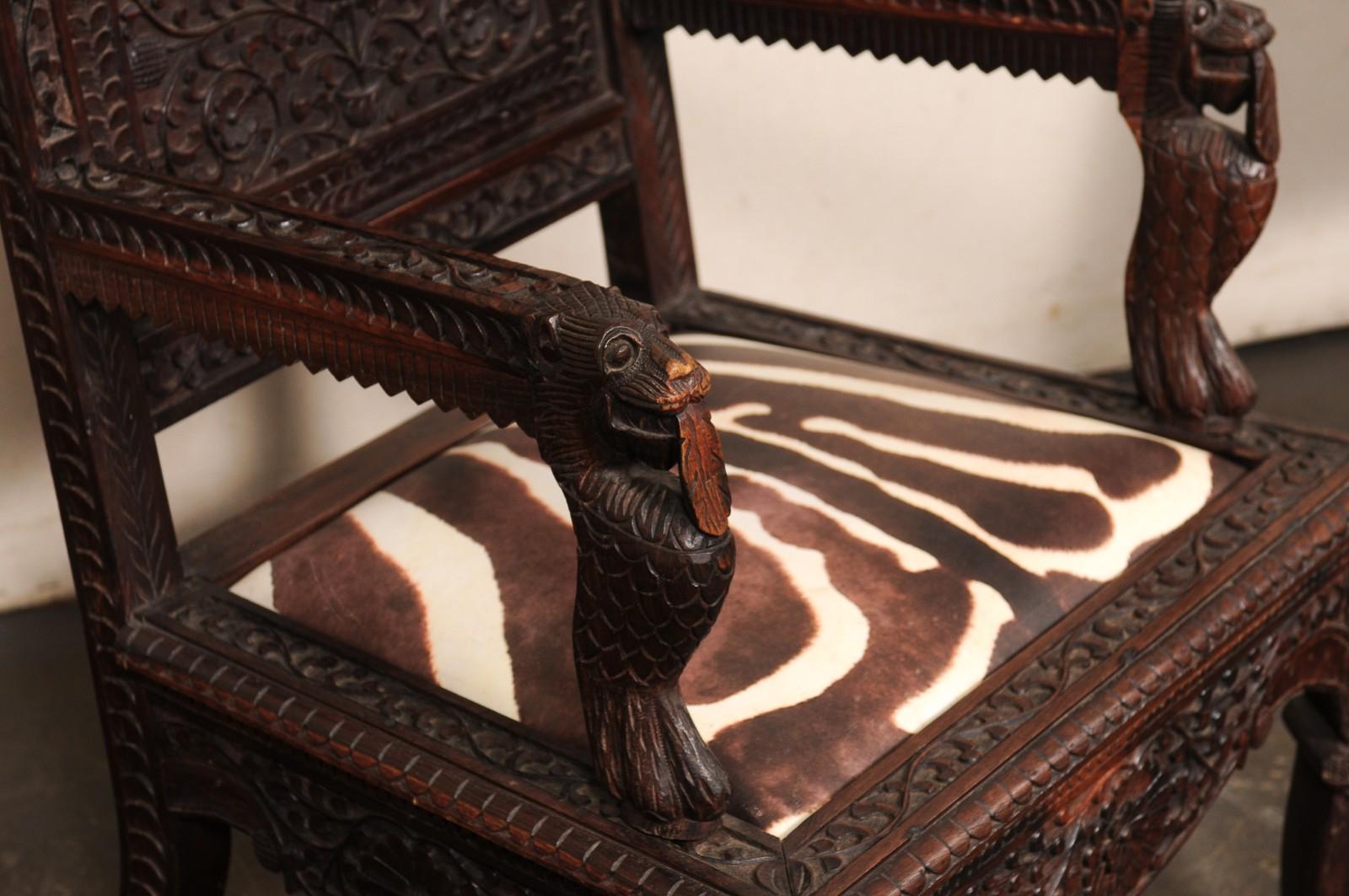 Bois Paire de fauteuils indiens du milieu du siècle en Wood Wood sculpté avec sièges tapissés en vente
