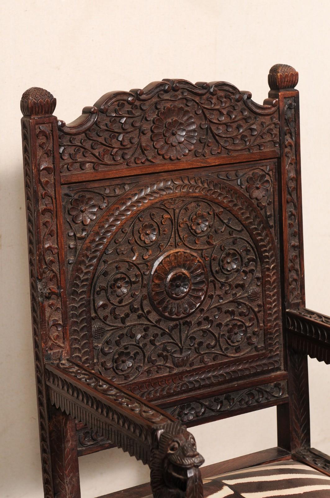 Paire de fauteuils indiens du milieu du siècle en Wood Wood sculpté avec sièges tapissés en vente 1