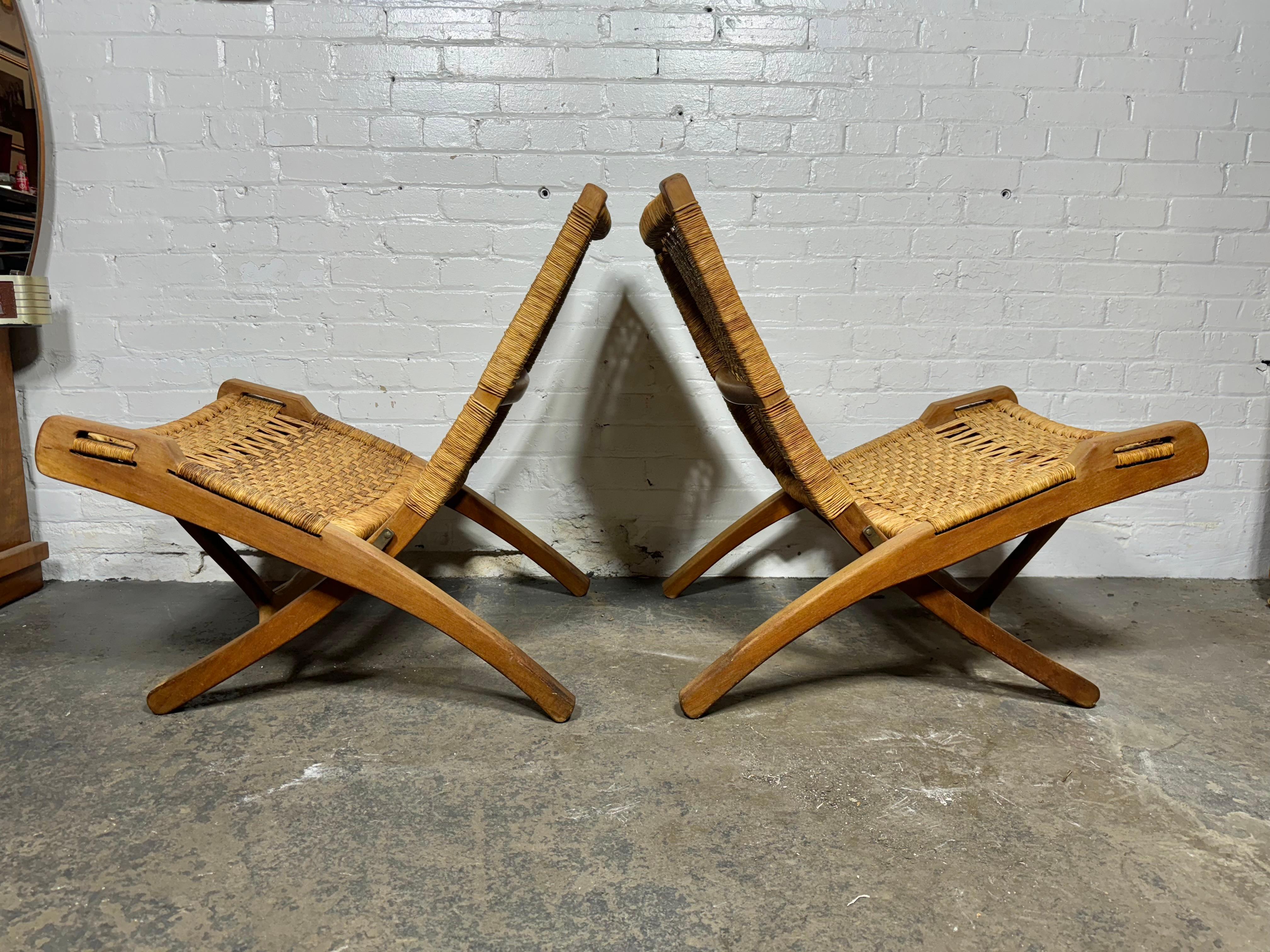 Paar Indoor/Outdoor Modernist Folding Lounge Stühle ... Jute und Teakholz... Nach dem kultigen  Meisterwerk von Wegner. Klassisches Design,, Äußerst komfortabel. Behalten Sie die ursprüngliche Oberfläche/Patina bei. Schöner Originalzustand.