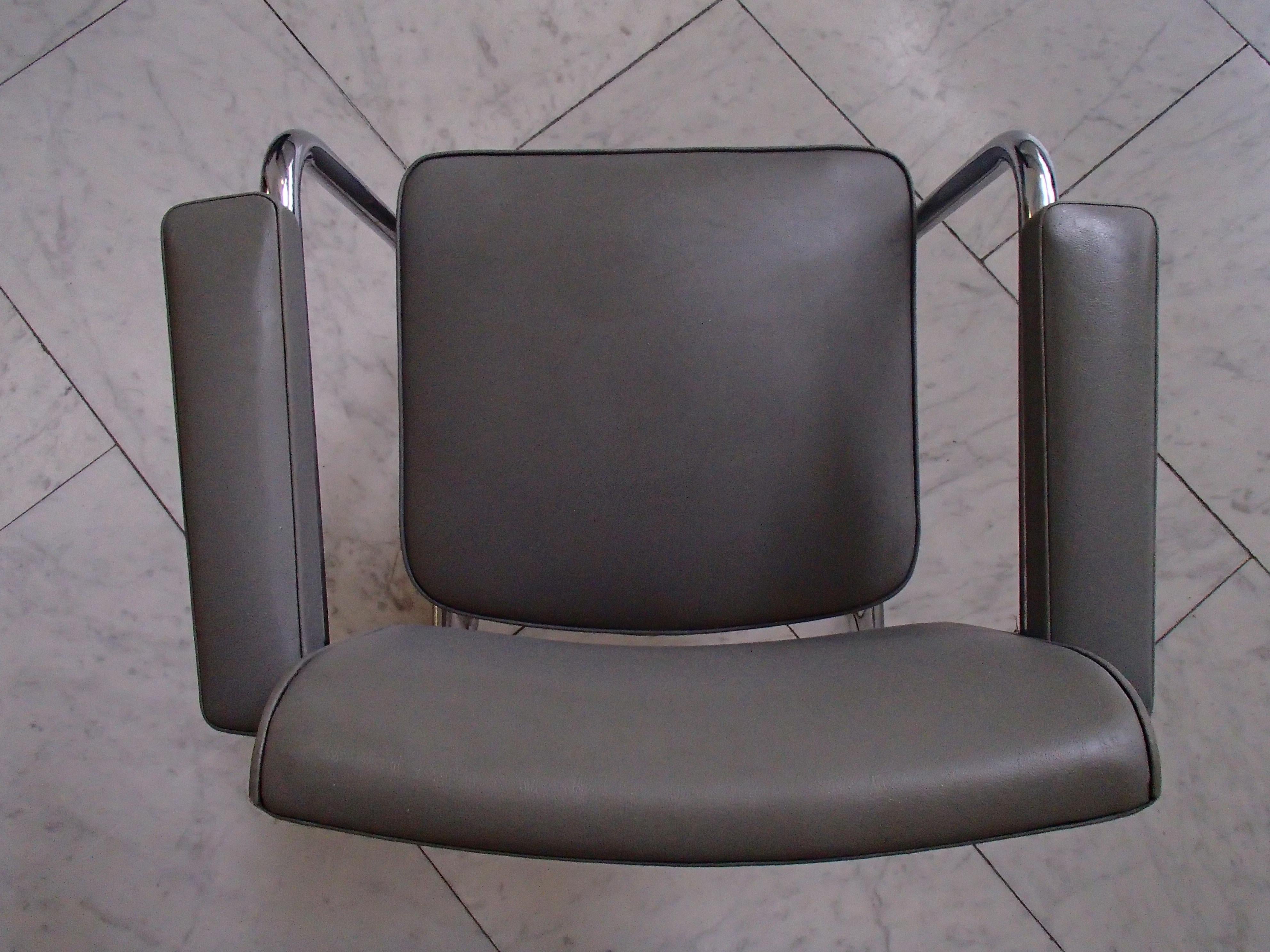 Pair of Industrial Bauhaus Armchairs Chrome and Grey Leatherette In Good Condition In Weiningen, CH