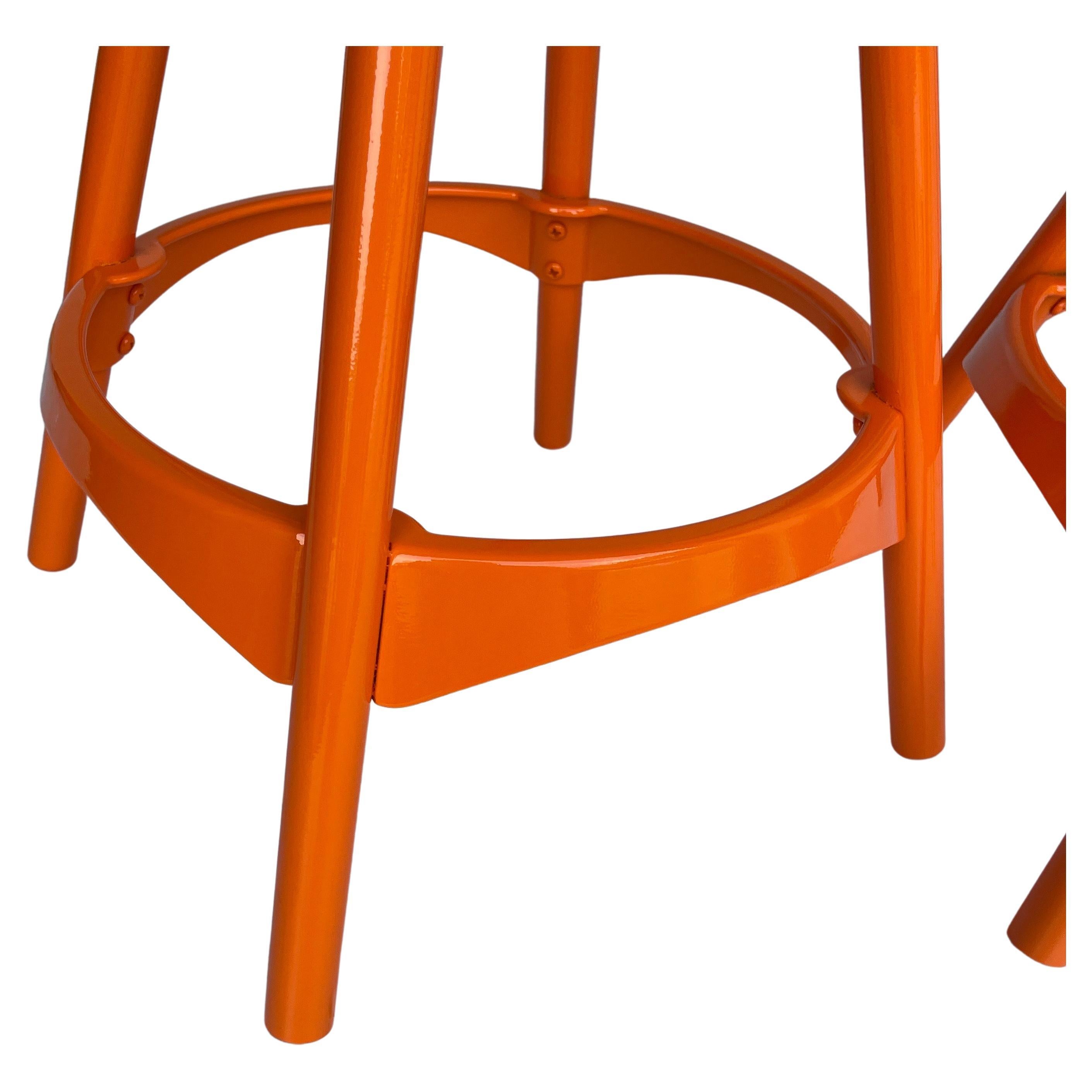 Ein Paar drehbare Barhocker im industriellen Stil, orange pulverbeschichtet (Pulverbeschichtet) im Angebot