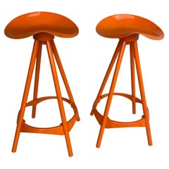 Paire de tabourets de bar pivotants de style industriel, couleur orange poudré