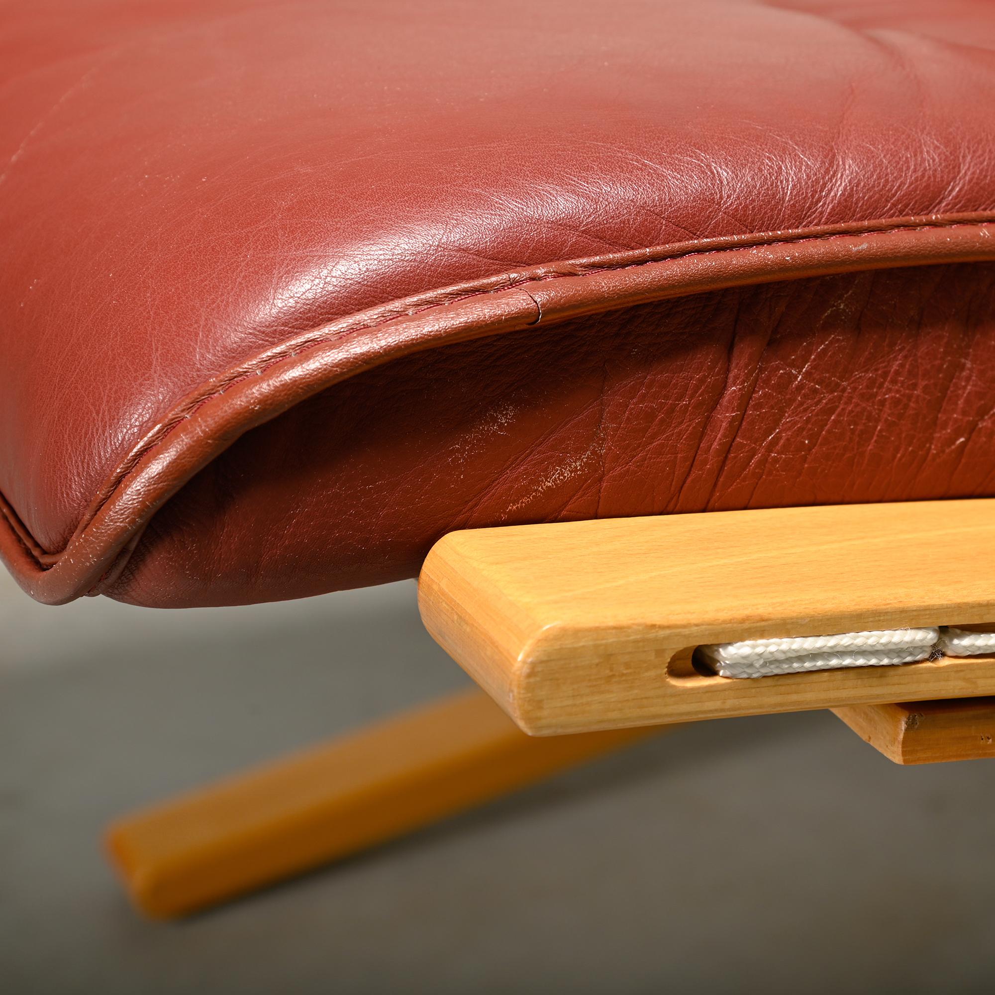Paire de chaises longues Ingmar Relling en Beeche et cuir bourgogne, Westnofa en vente 11