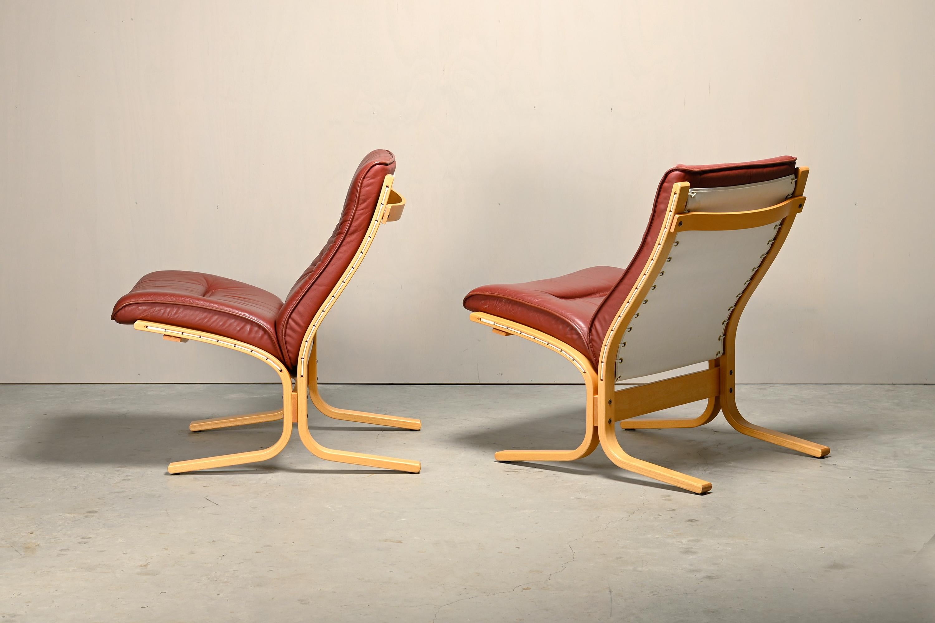 Scandinave moderne Paire de chaises longues Ingmar Relling en Beeche et cuir bourgogne, Westnofa en vente