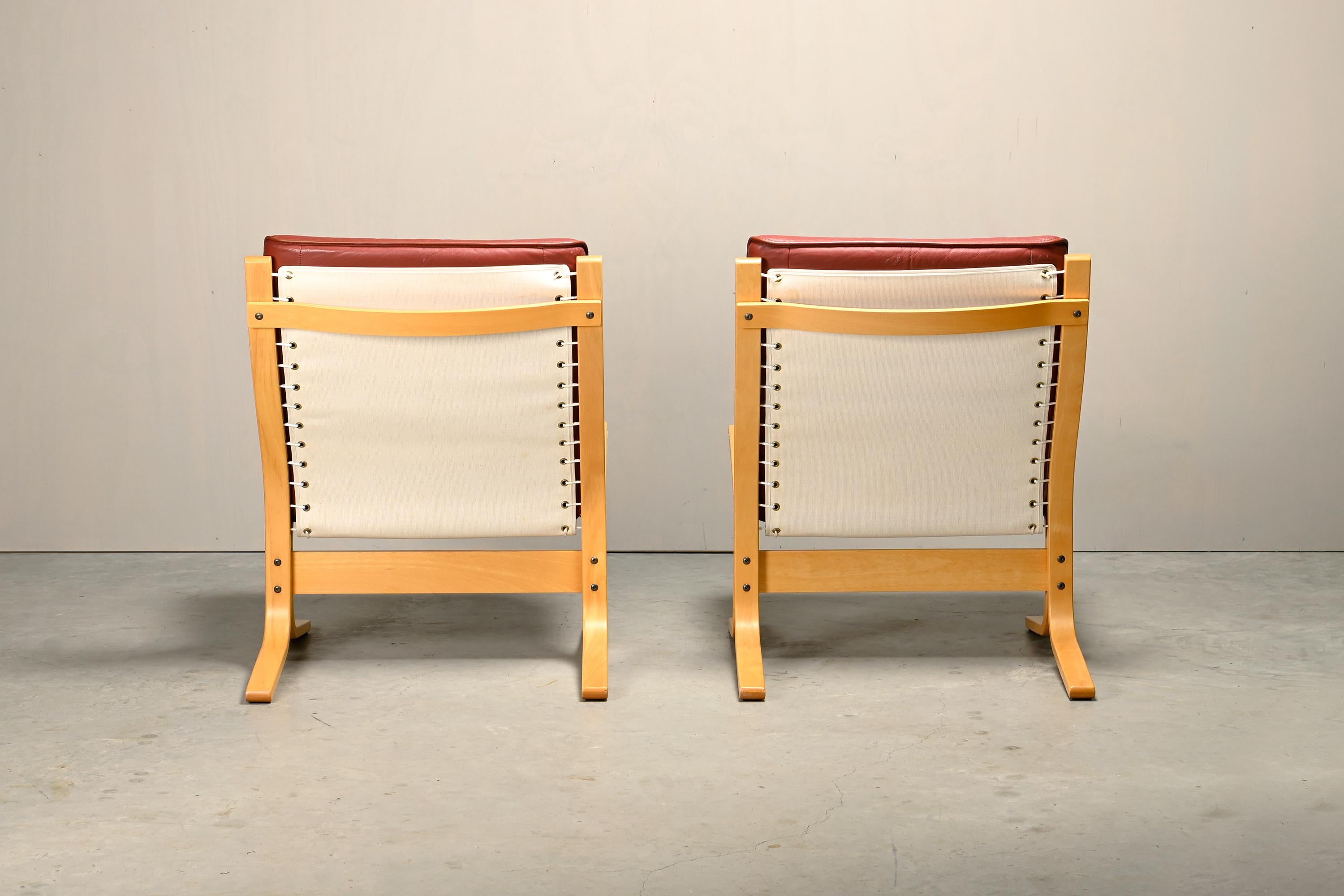 Norvégien Paire de chaises longues Ingmar Relling en Beeche et cuir bourgogne, Westnofa en vente