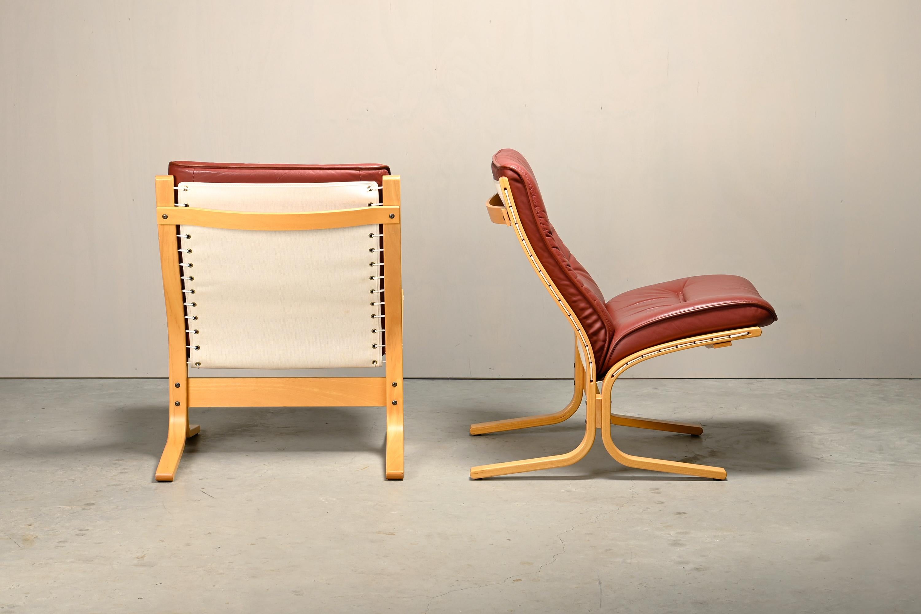 Paire de chaises longues Ingmar Relling en Beeche et cuir bourgogne, Westnofa Bon état - En vente à Amsterdam, NL