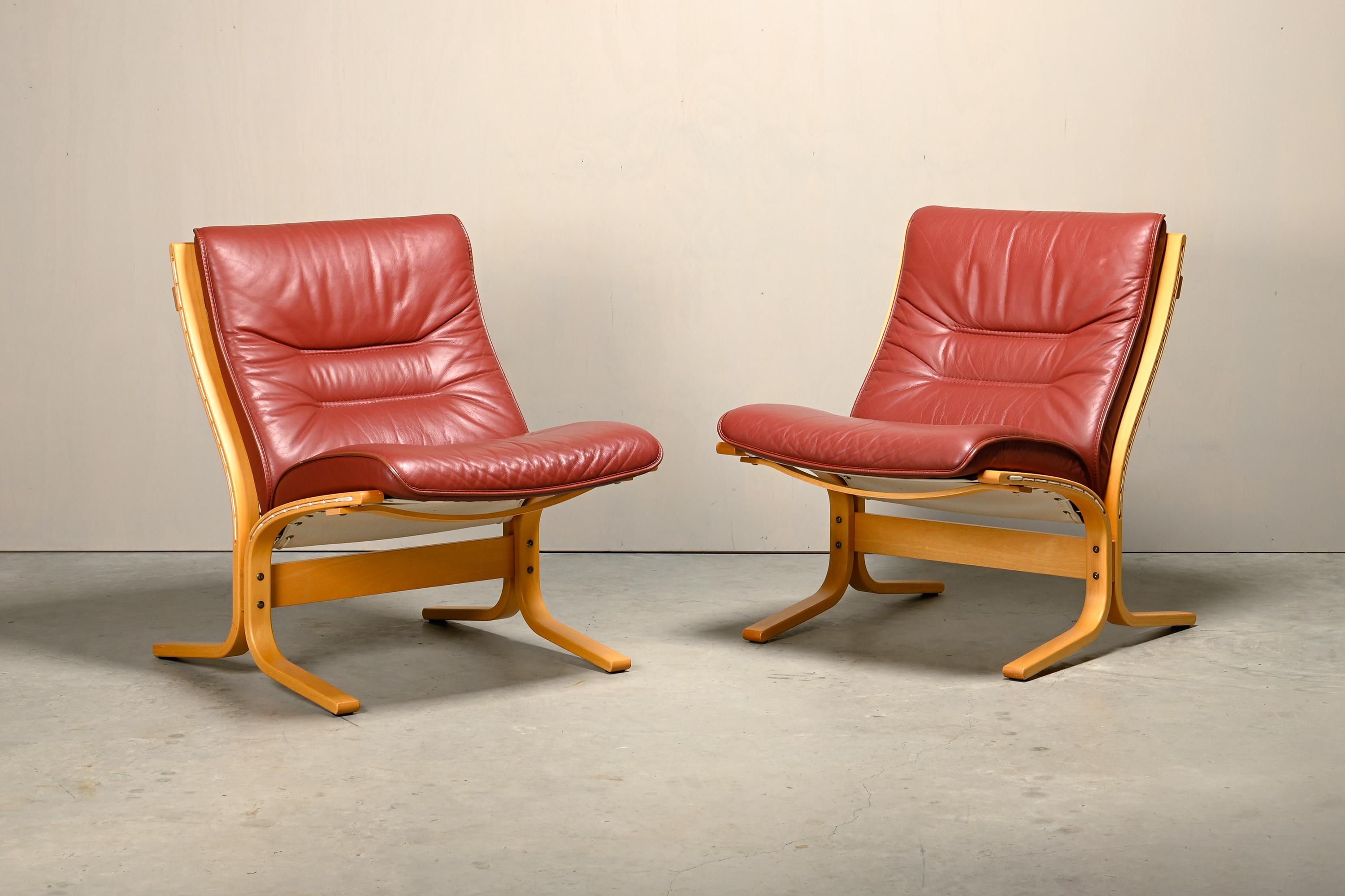 20ième siècle Paire de chaises longues Ingmar Relling en Beeche et cuir bourgogne, Westnofa en vente