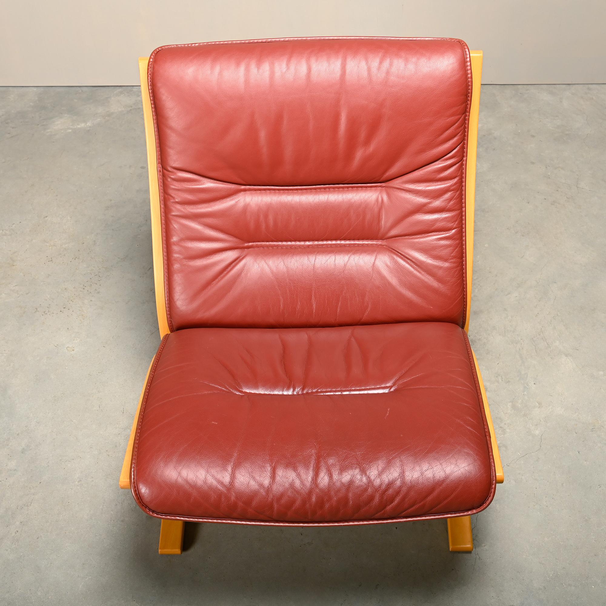 Cuir Paire de chaises longues Ingmar Relling en Beeche et cuir bourgogne, Westnofa en vente