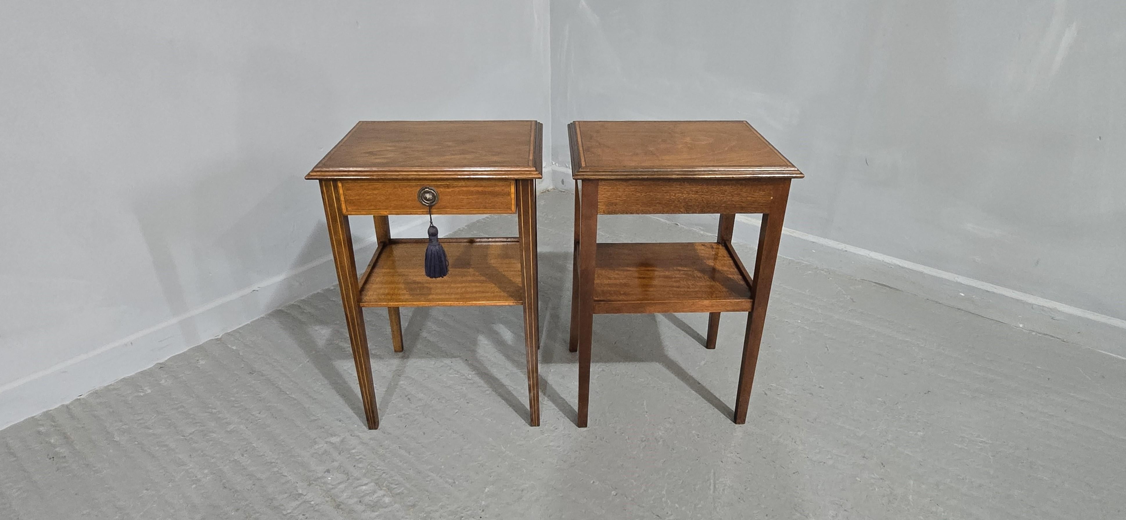 Pareja de mesas de lámpara de caoba con incrustaciones en venta 1