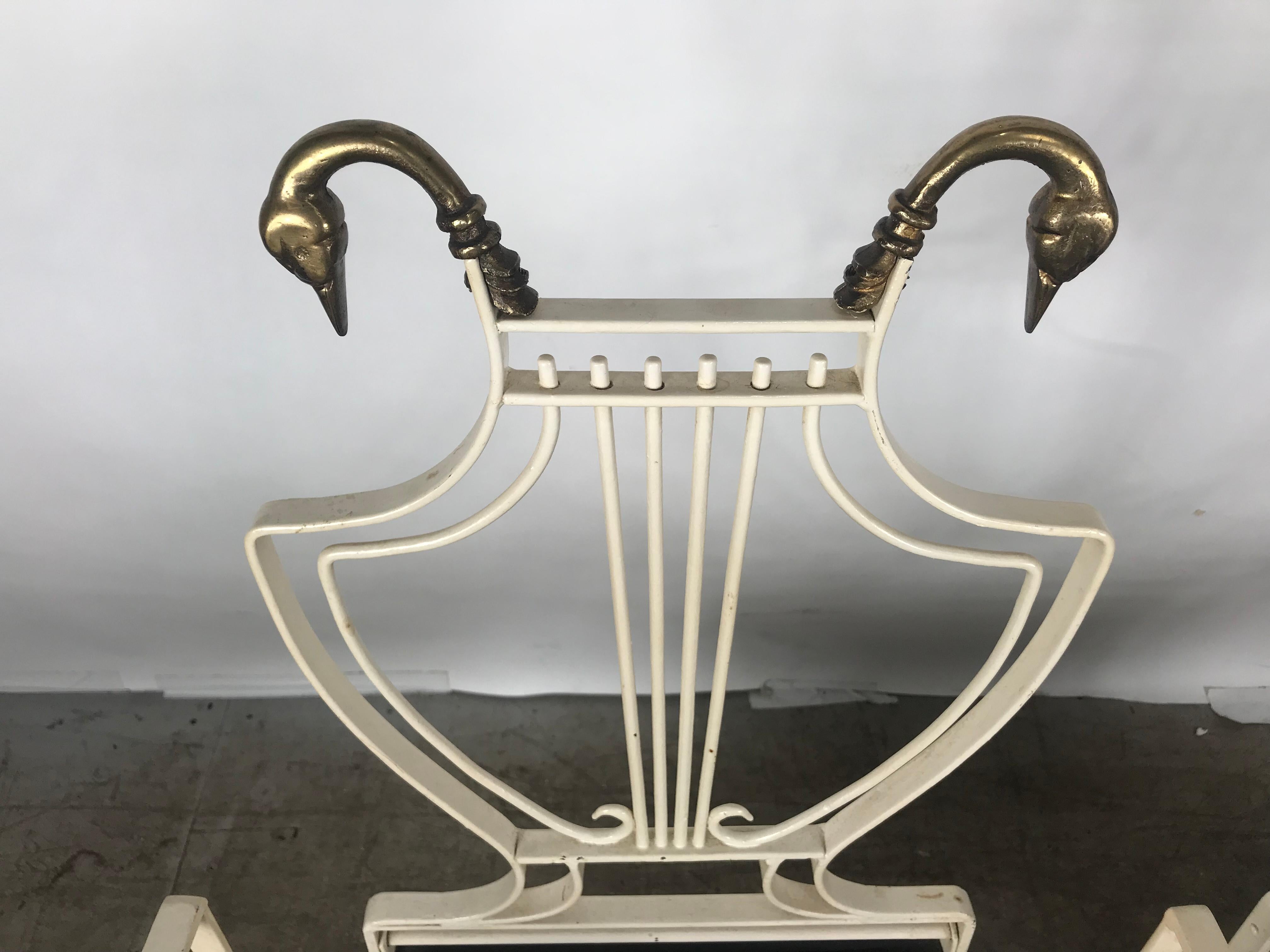Paar italienische Sessel aus Eisen und Messing mit Leierrückenlehne und Schwanen, Grosfeld House (Mitte des 20. Jahrhunderts) im Angebot